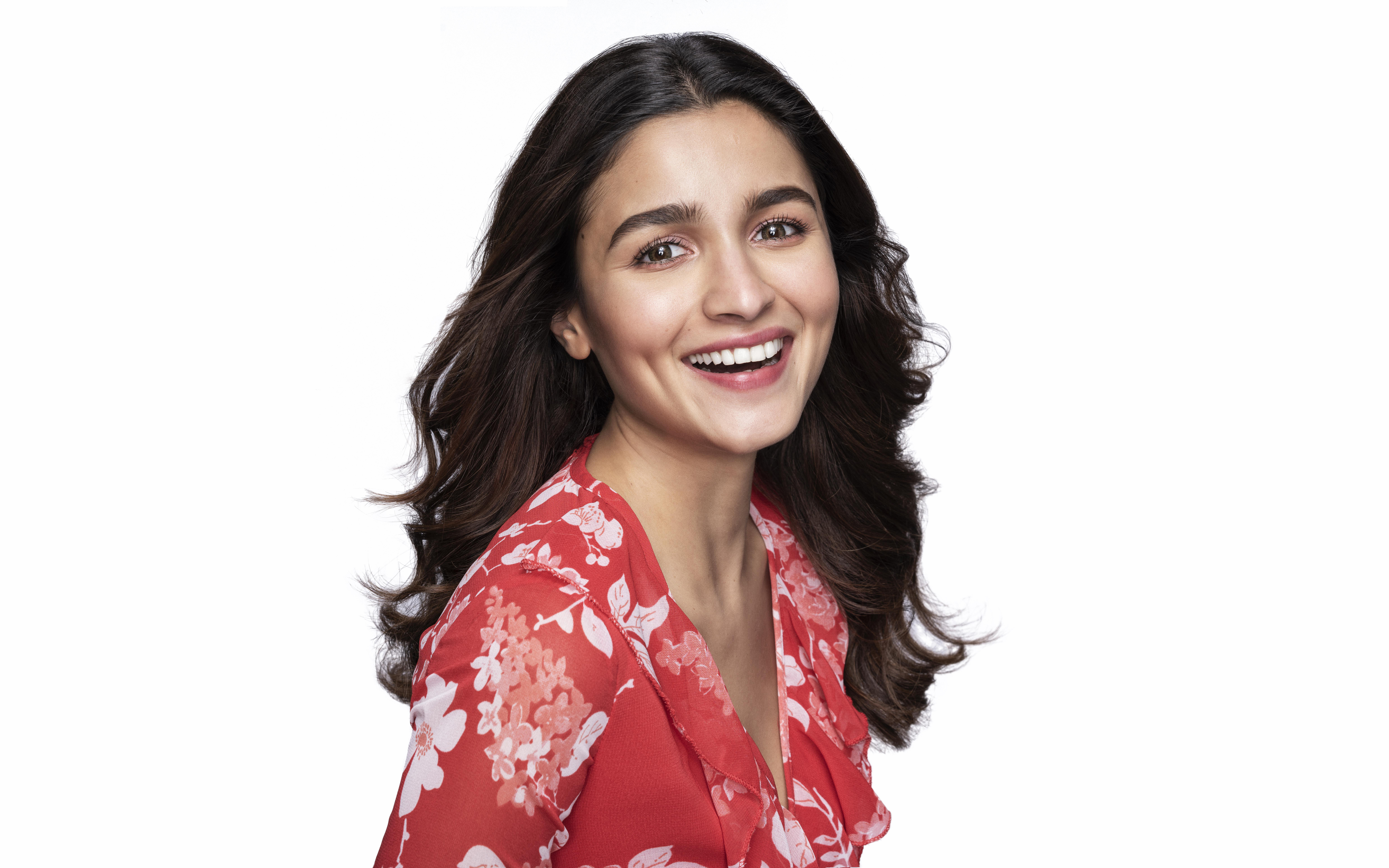 Alia Bhatt, 8K, schöne Schauspielerin, lächelndes Mädchen, Bollywood-Schauspielerin, indische Schauspielerin, weißer Hintergrund, 5K