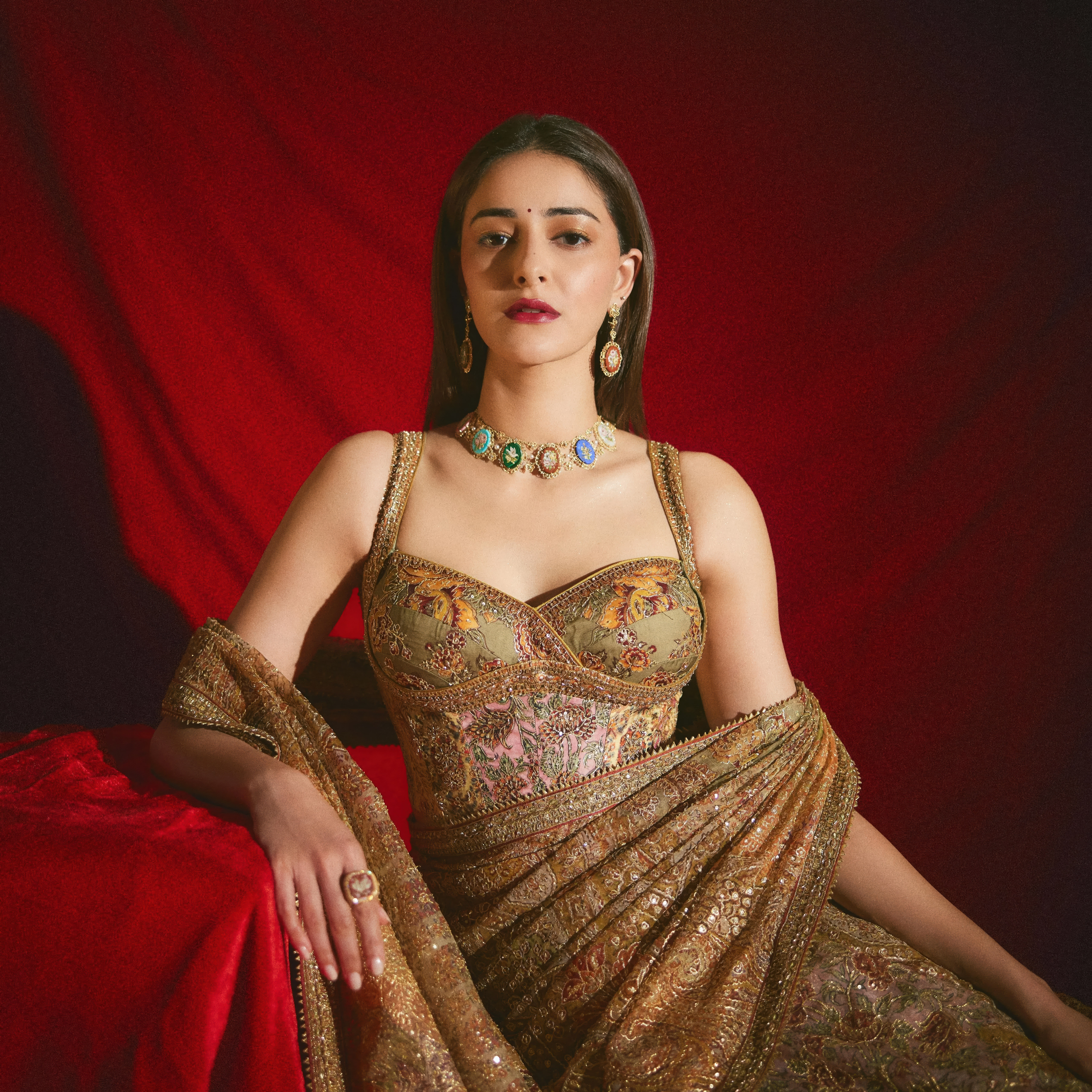 Ananya Panday, traditionell, indische Schauspielerin, roter Hintergrund, 5K