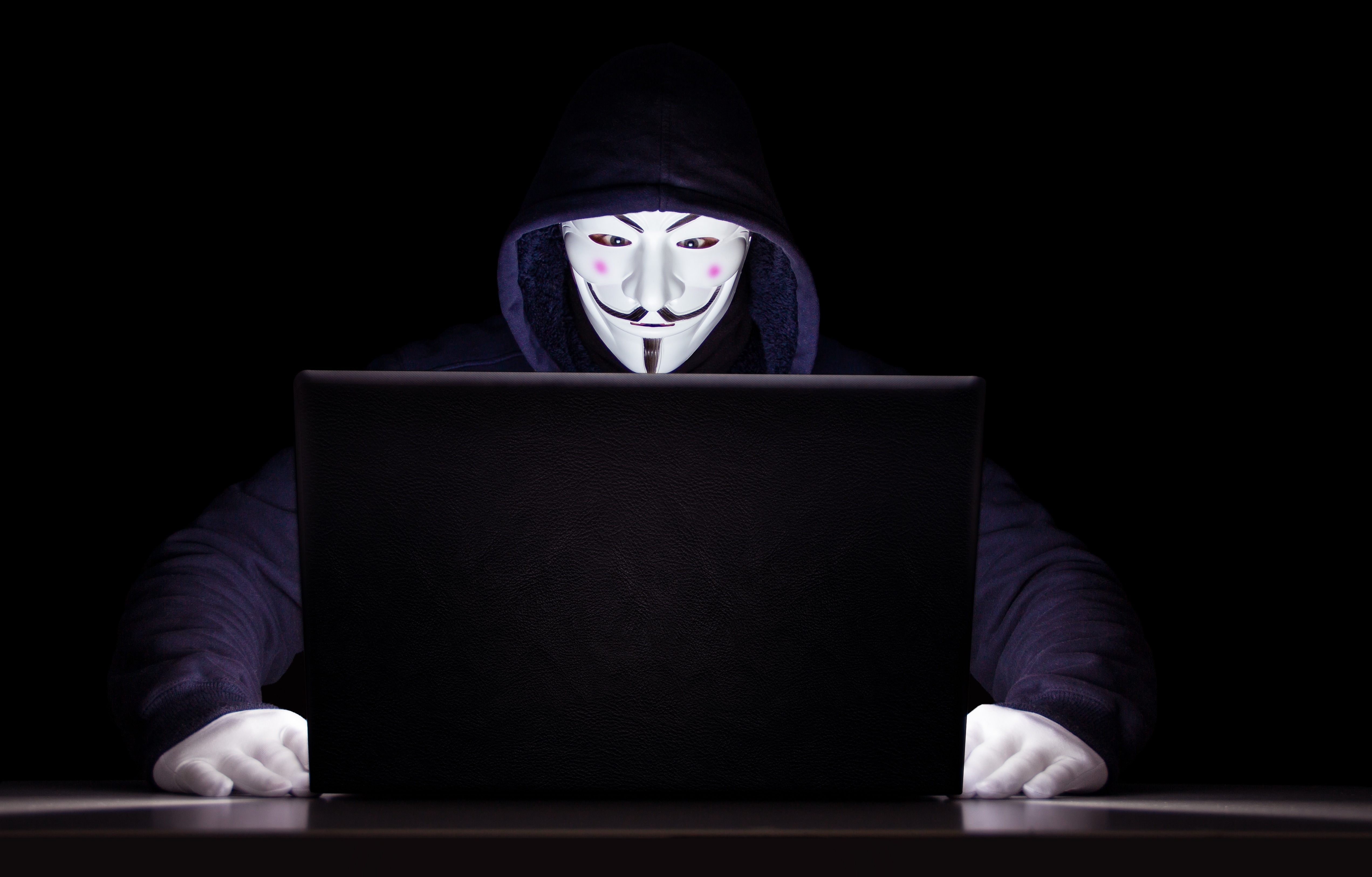 Anonymous, Laptop, Hacker, Schwarzer Hintergrund, 5K, Hacking