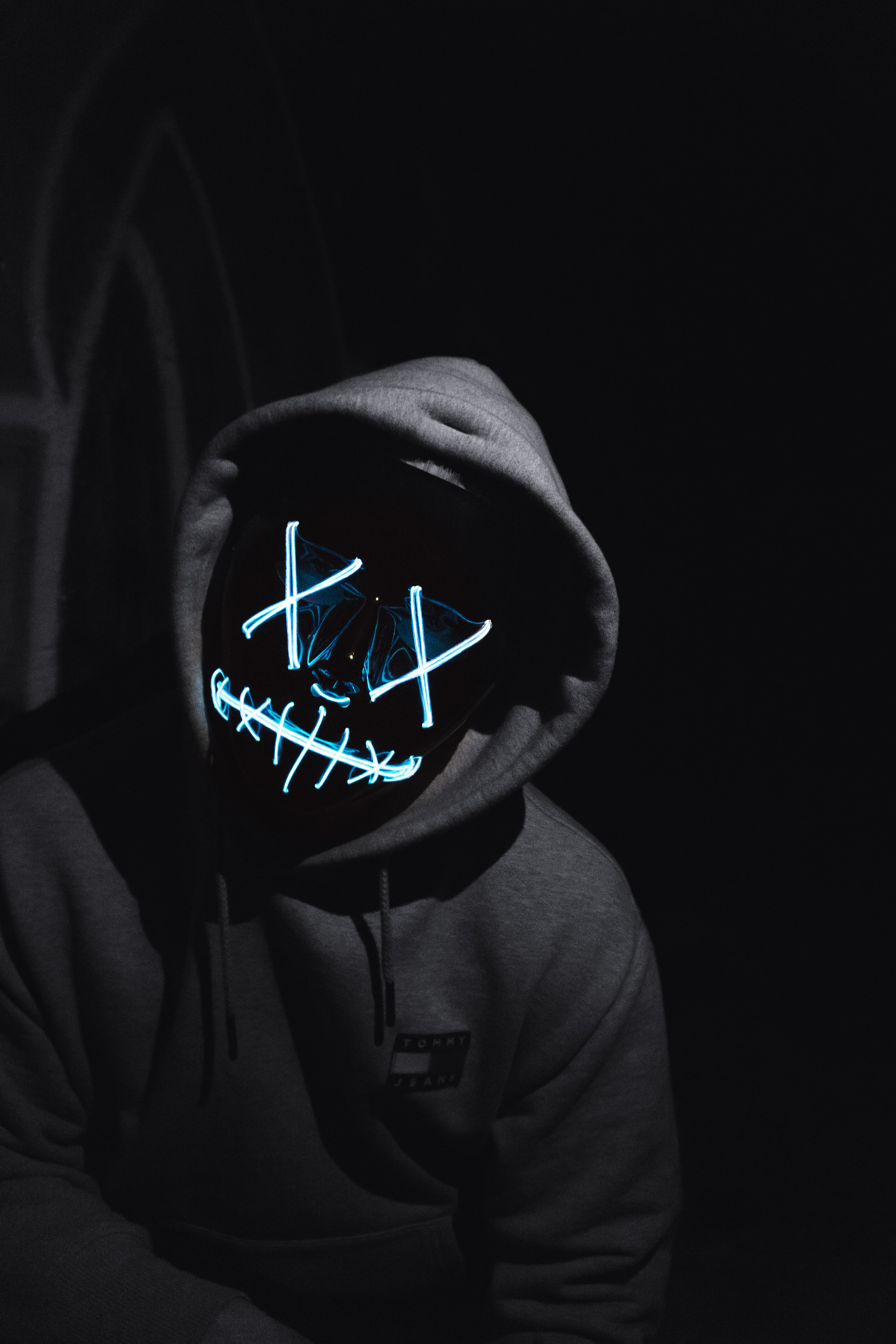 Anonymous, LED-Maske, Mann, Dunkler Hintergrund
