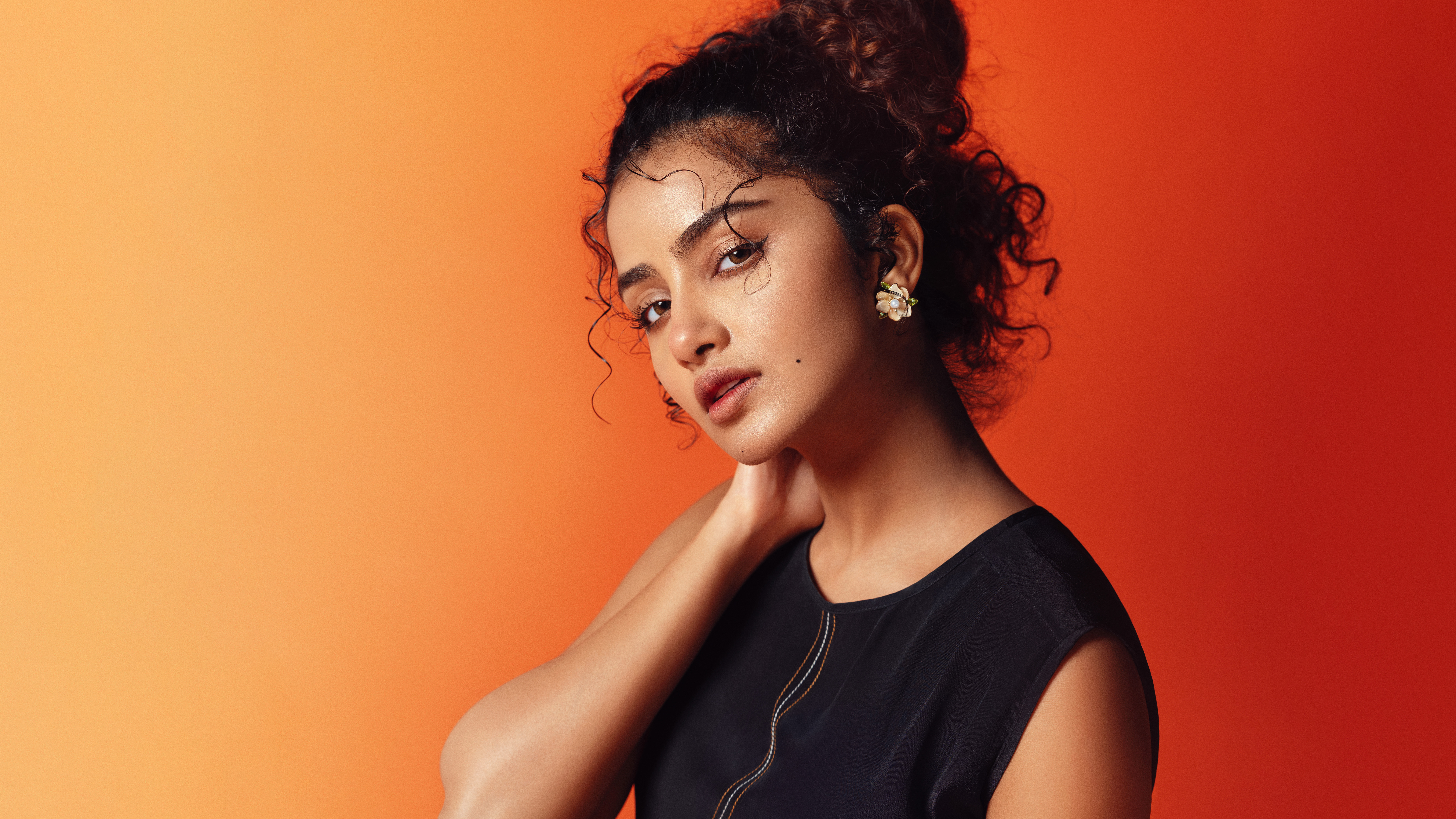 Anupama Parameswaran, 8K, oranger Hintergrund, indische Schauspielerin, 5K