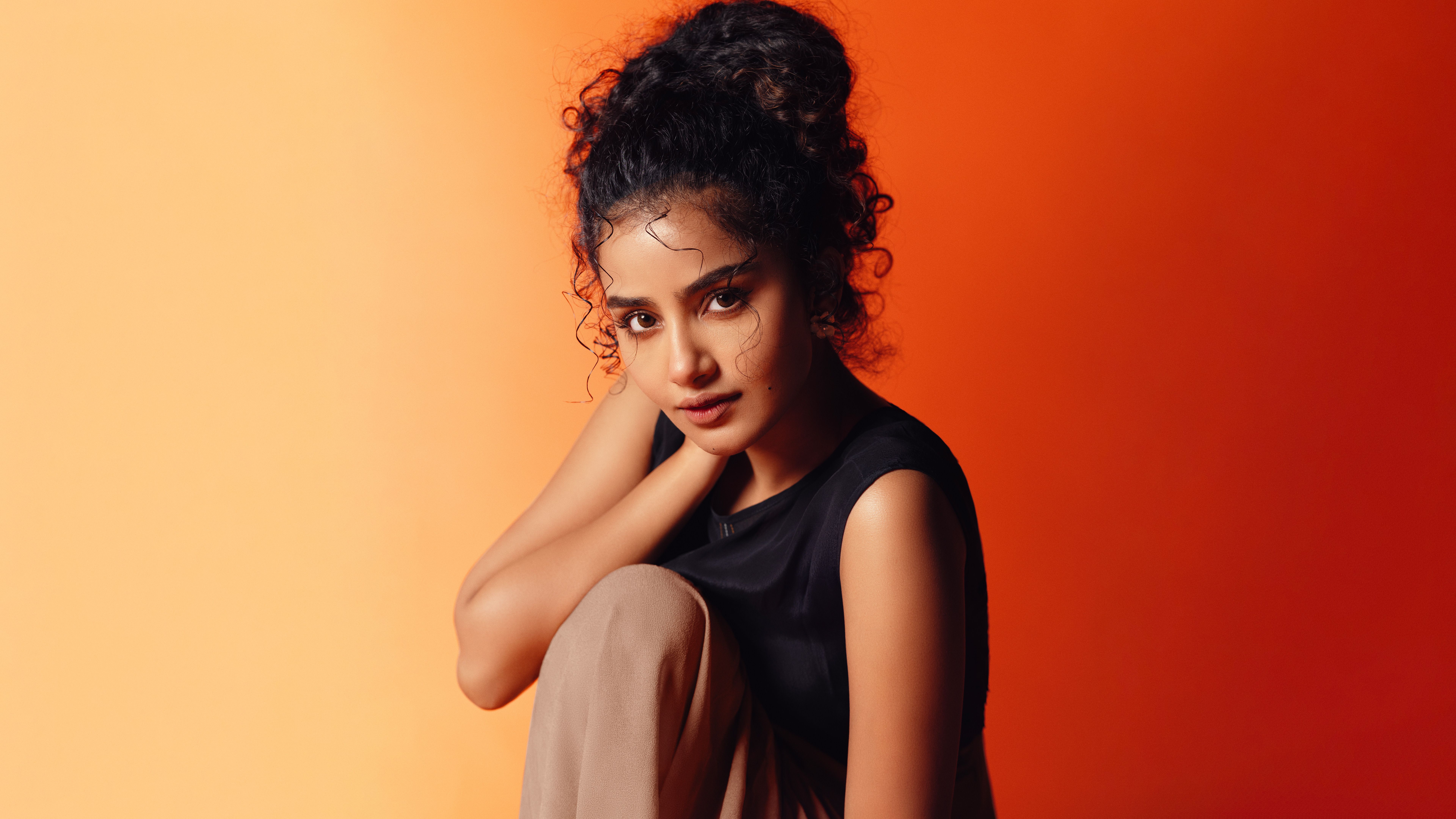 Anupama Parameswaran, oranger Hintergrund, indische Schauspielerin, 5K, 8K