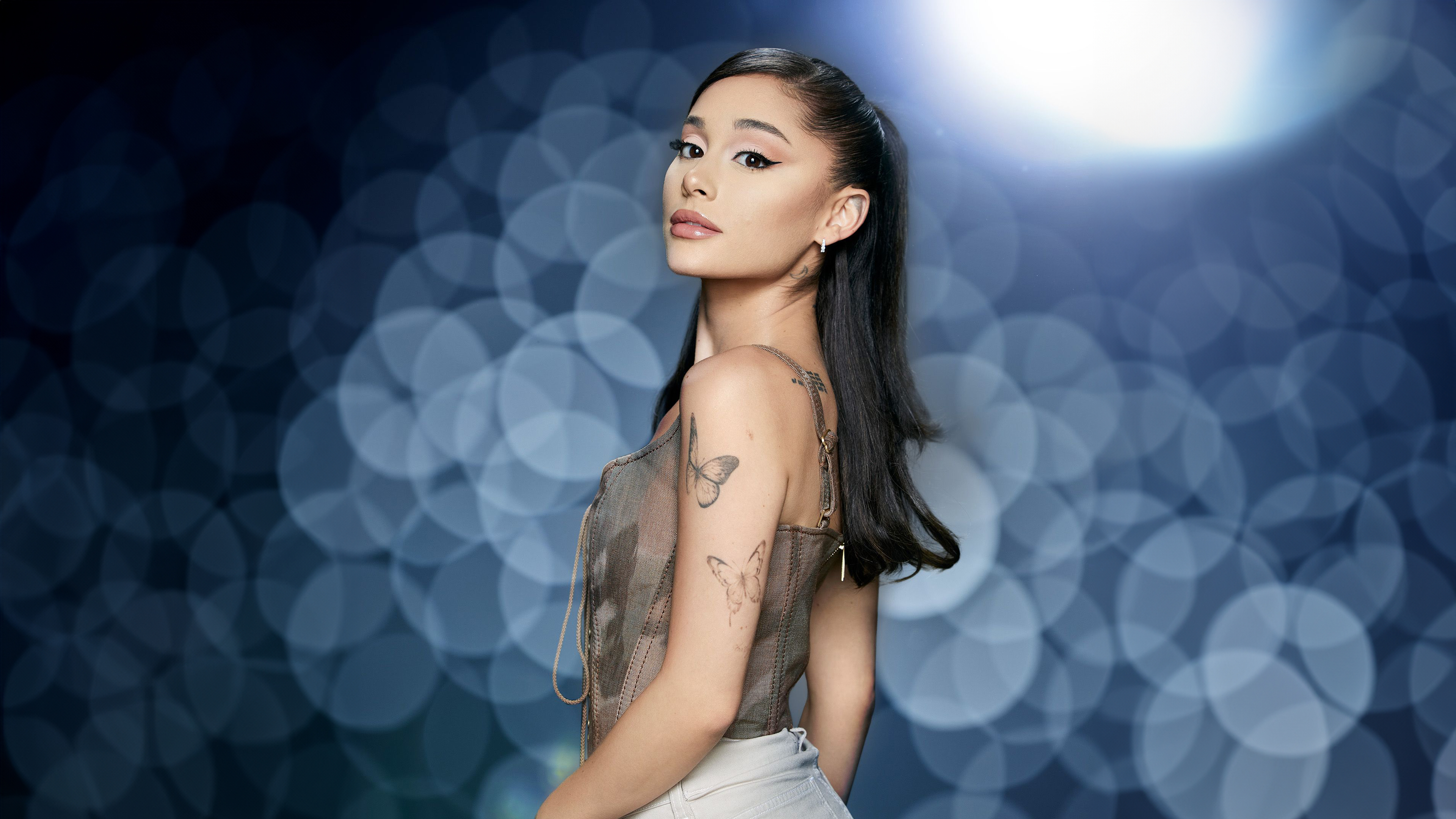 Ariana Grande, Bokeh-Hintergrund, amerikanische Sängerin