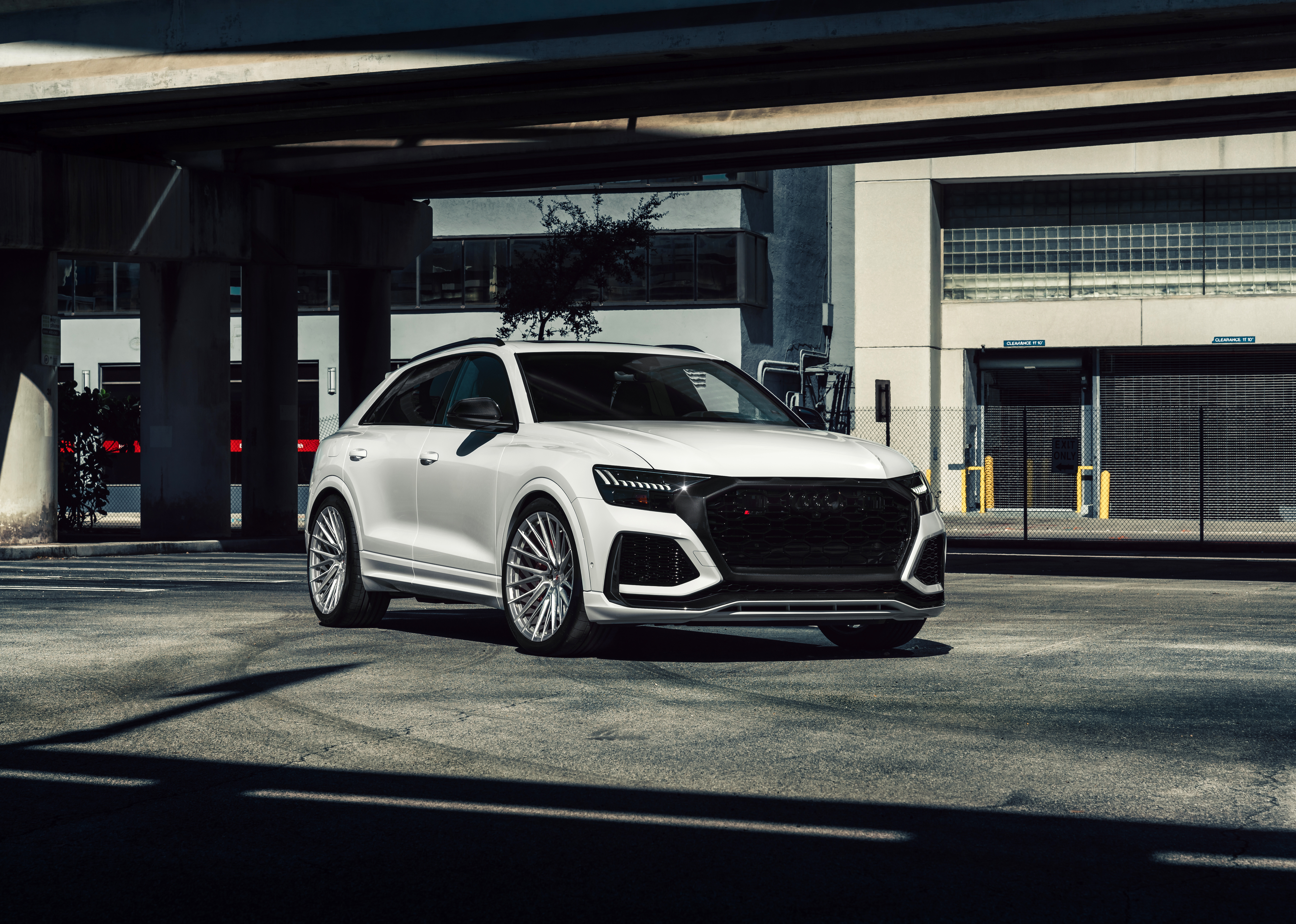 Audi RS Q8, 8K, weiße Autos, Innenstadt, Miami, 5K