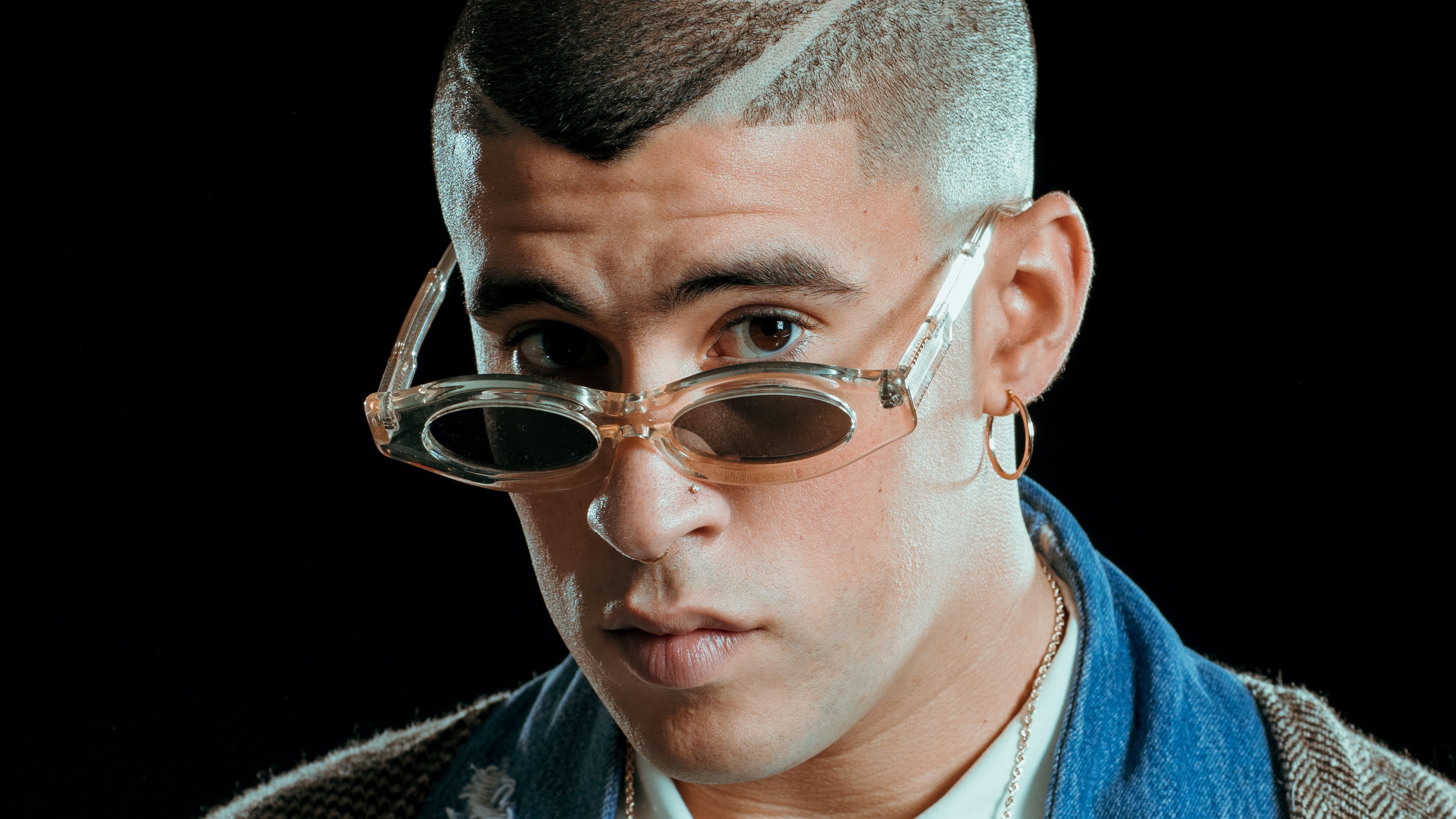 Bad Bunny, Schwarzer Hintergrund, Puerto-ricanischer Rapper