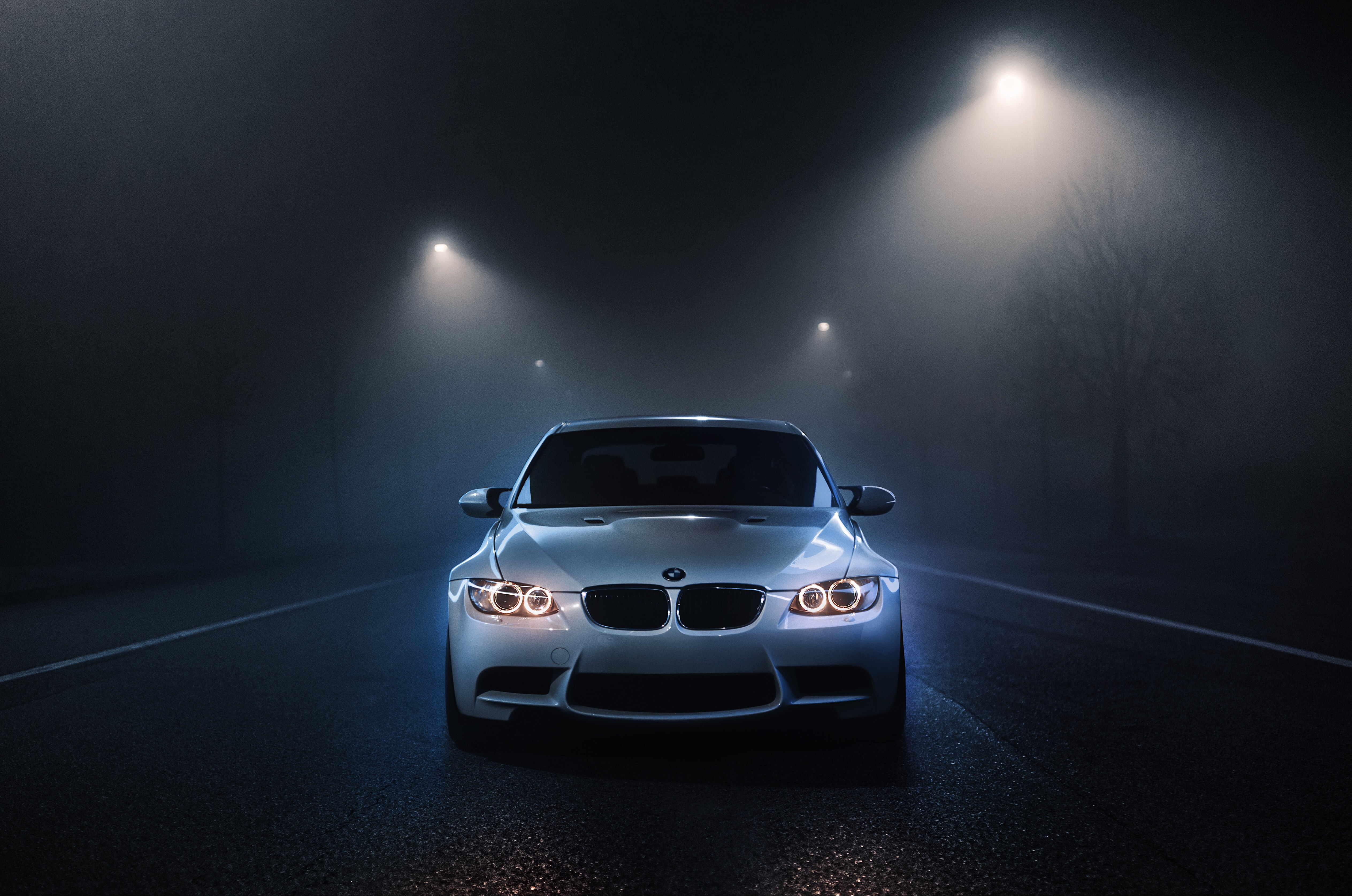 BMW M3, weiße Autos, dunkler Hintergrund, Nachtzeit, Straßenlaternen, nebelige Nacht, Automobil, 5K