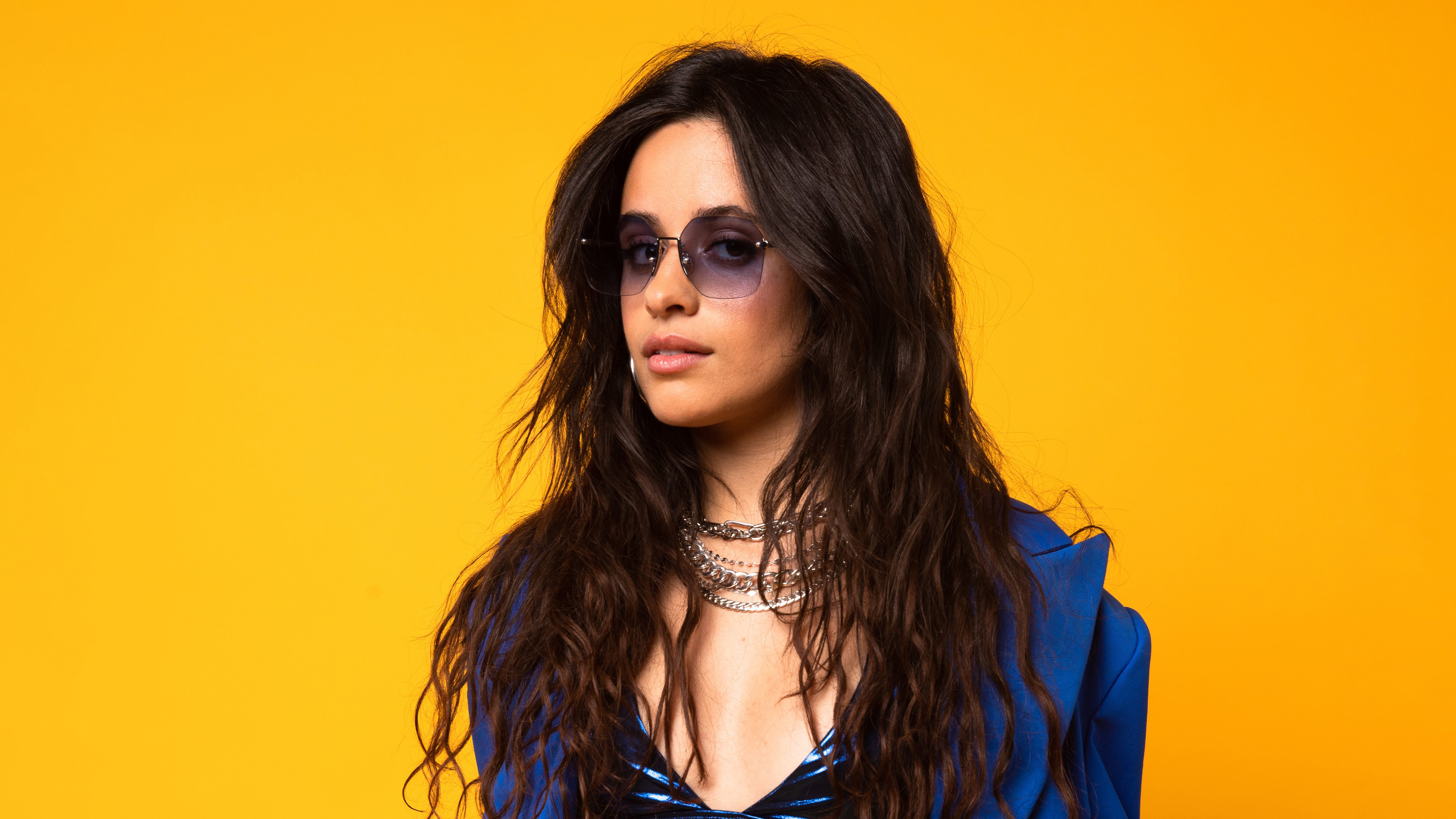 Camila Cabello, Porträt, gelber Hintergrund, 5K