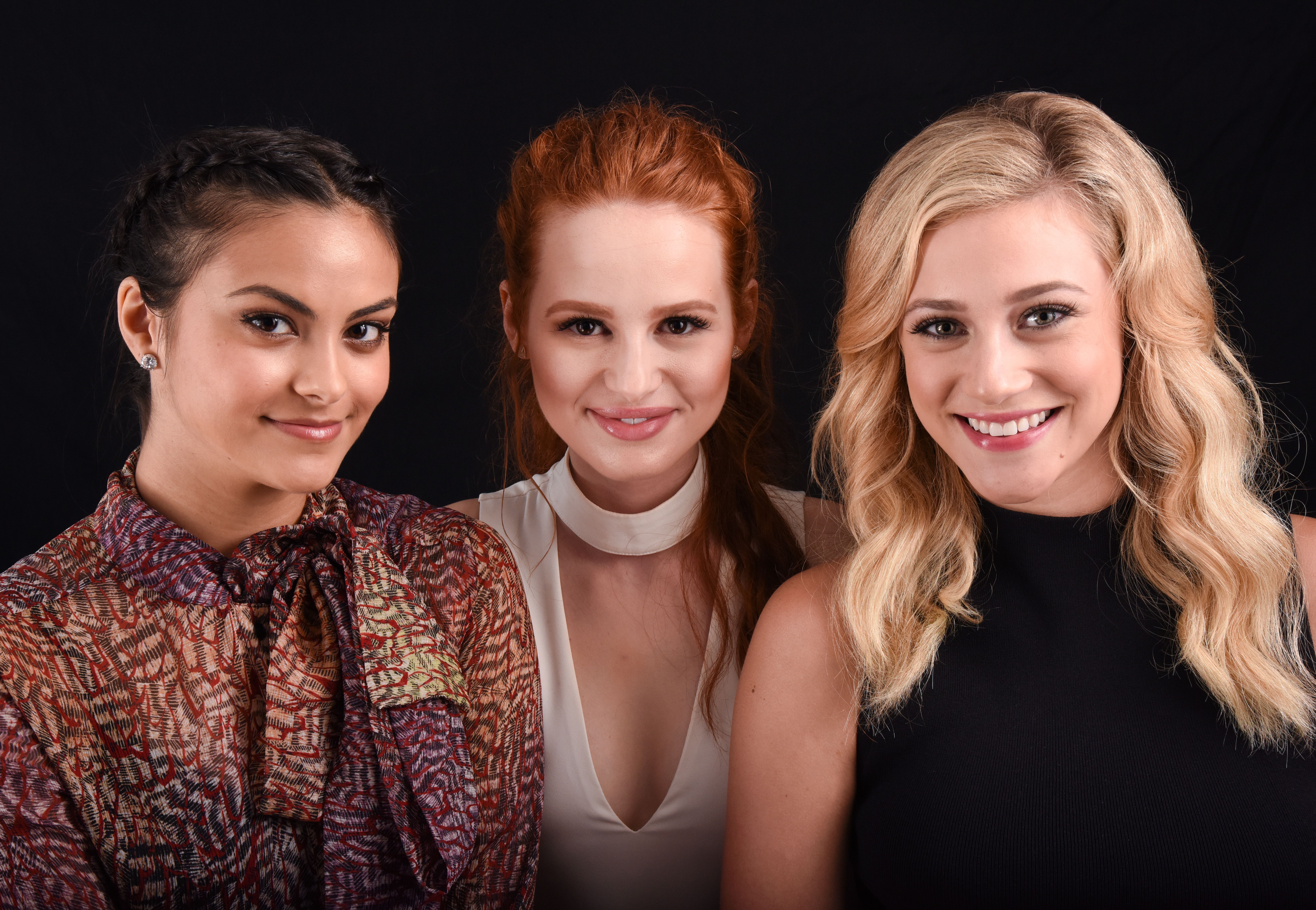 Camila Mendes, Madelaine Petsch, Lili Reinhart, schwarzer Hintergrund, 5K