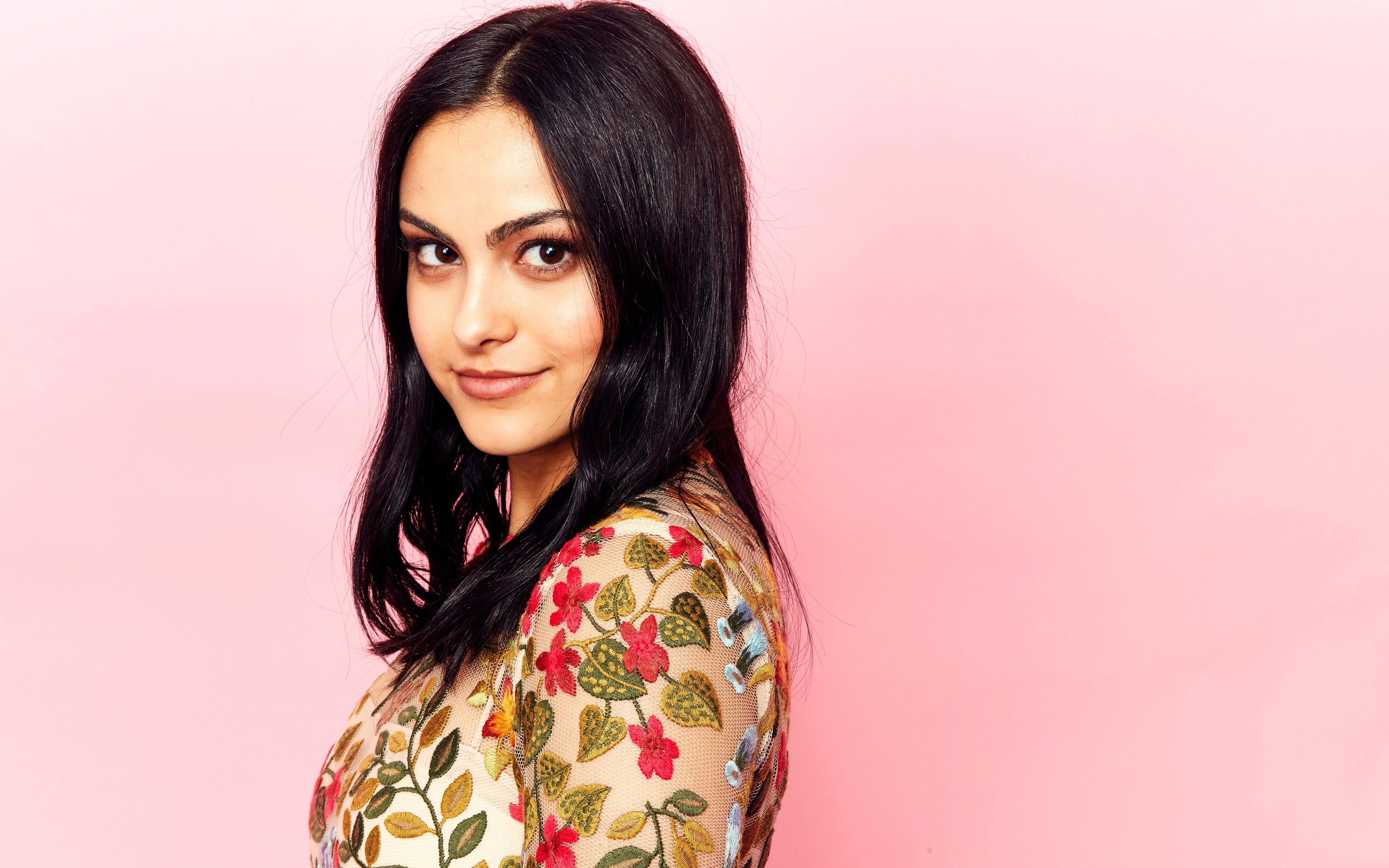 Camila Mendes, Porträt, rosa Hintergrund