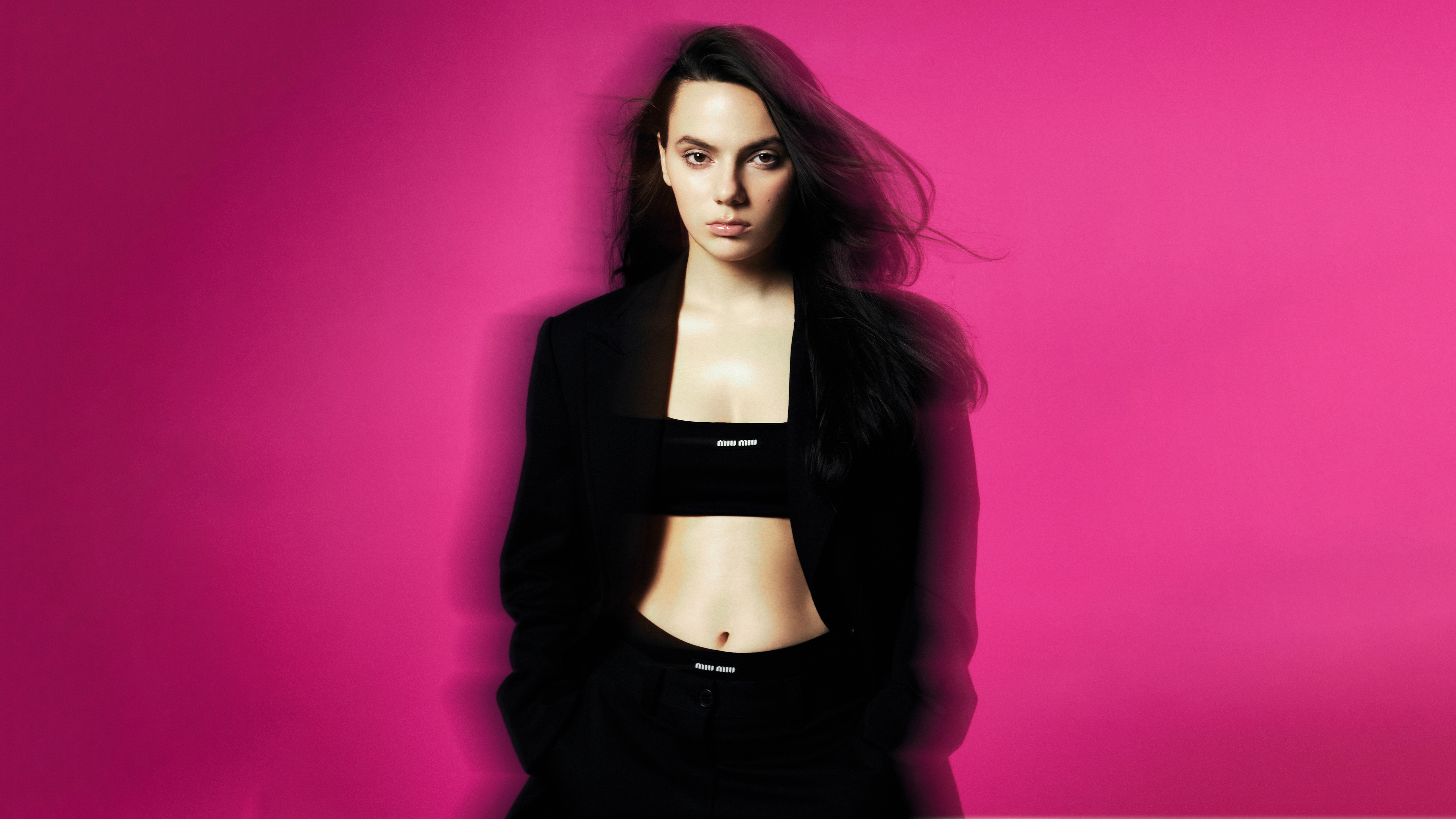 Dafne Keen, Rosa Hintergrund, 5K