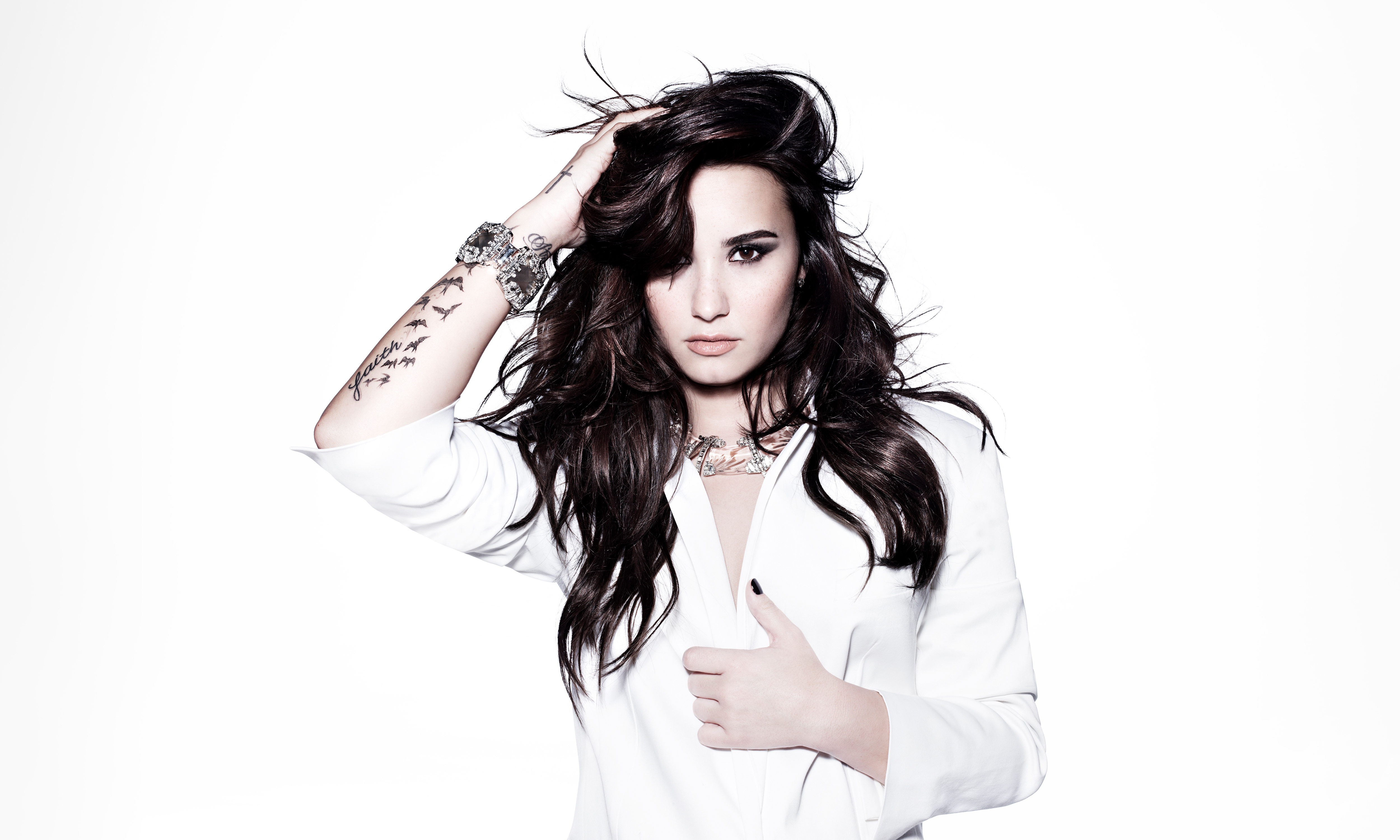 Demi Lovato, weißer Hintergrund, 5K