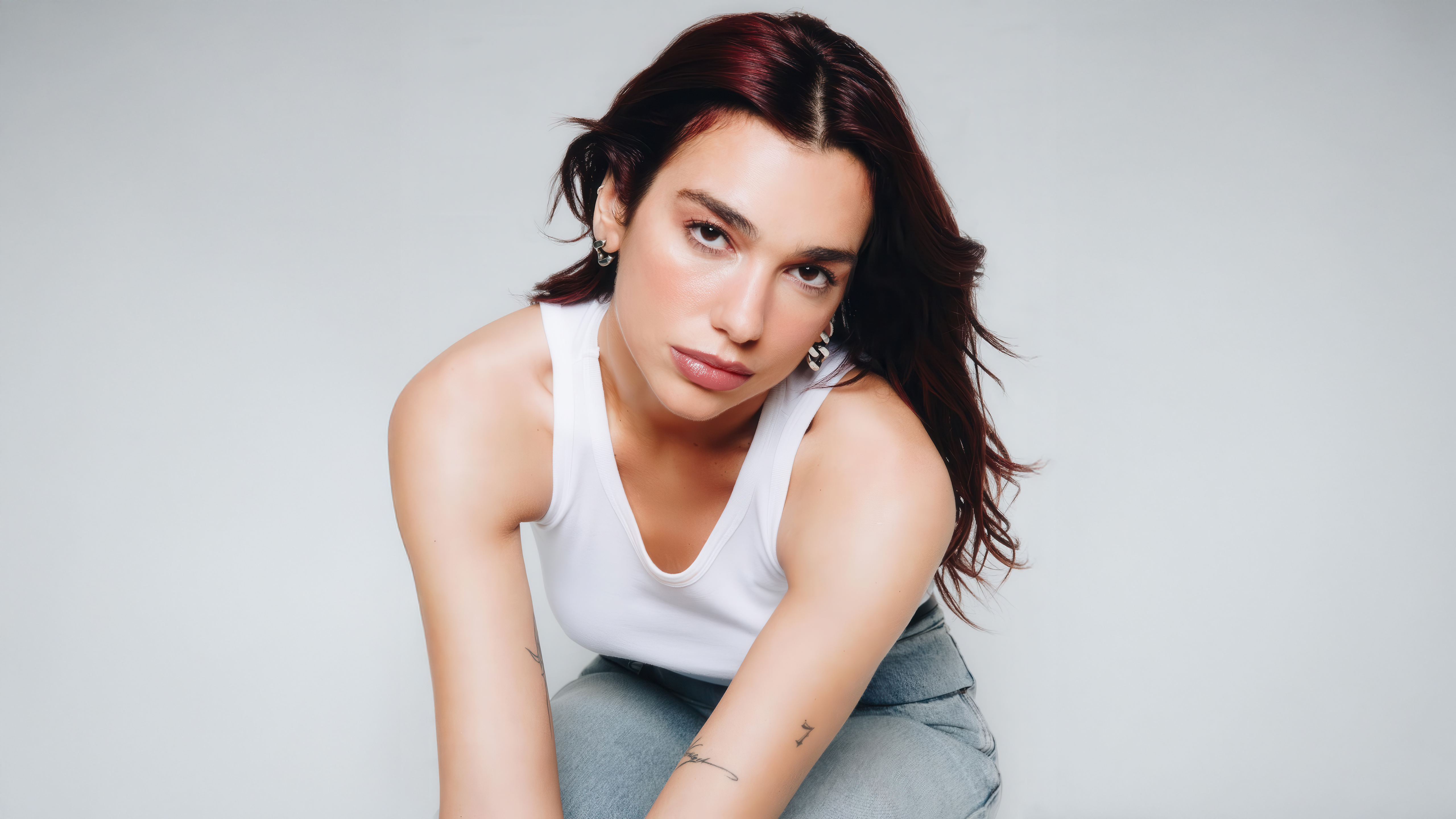 Dua Lipa, 2025, albanische Sängerin, 5K, weißer Hintergrund