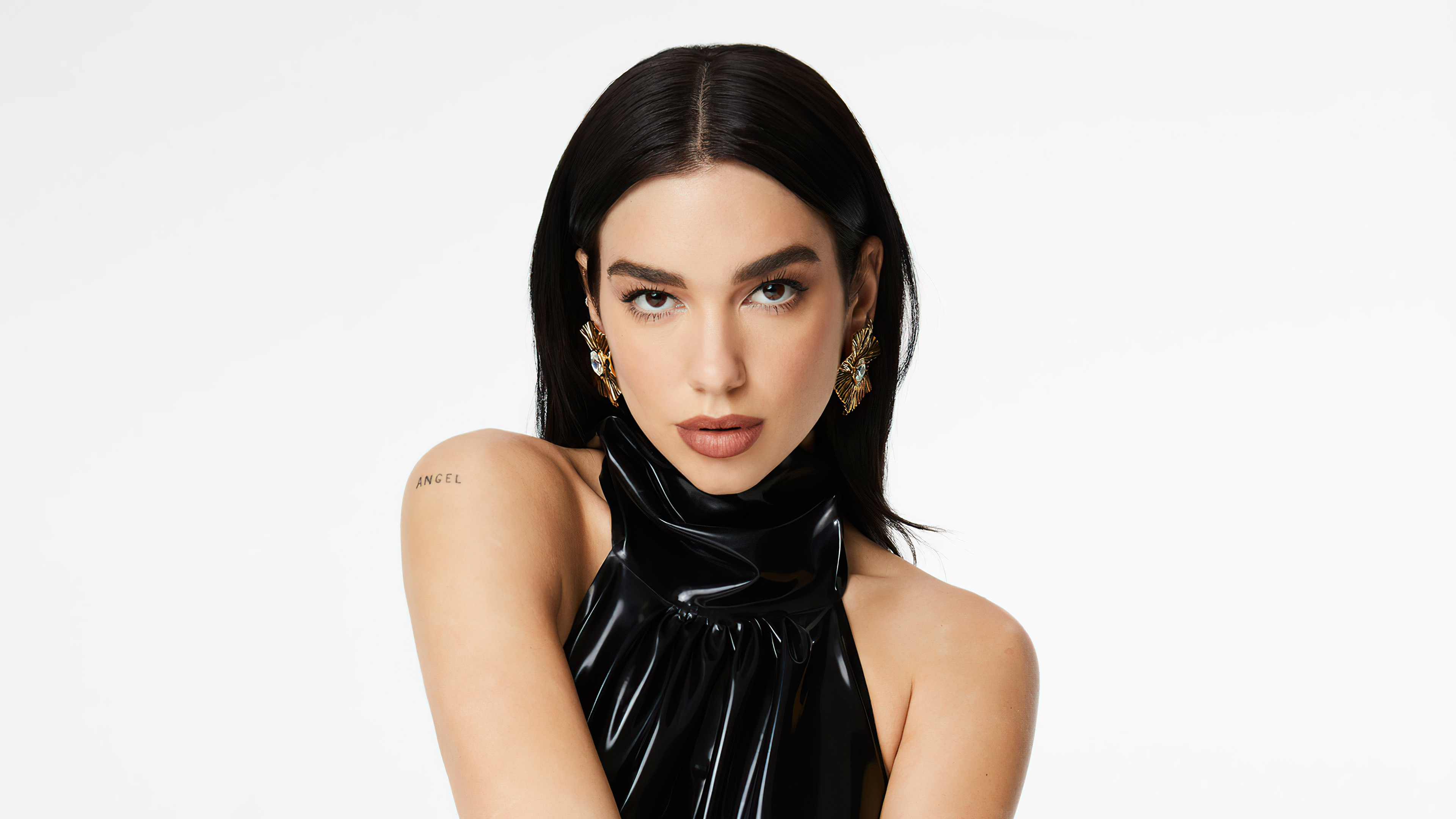 Dua Lipa, Disco-Pop-Sängerin, weißer Hintergrund, albanische Sängerin