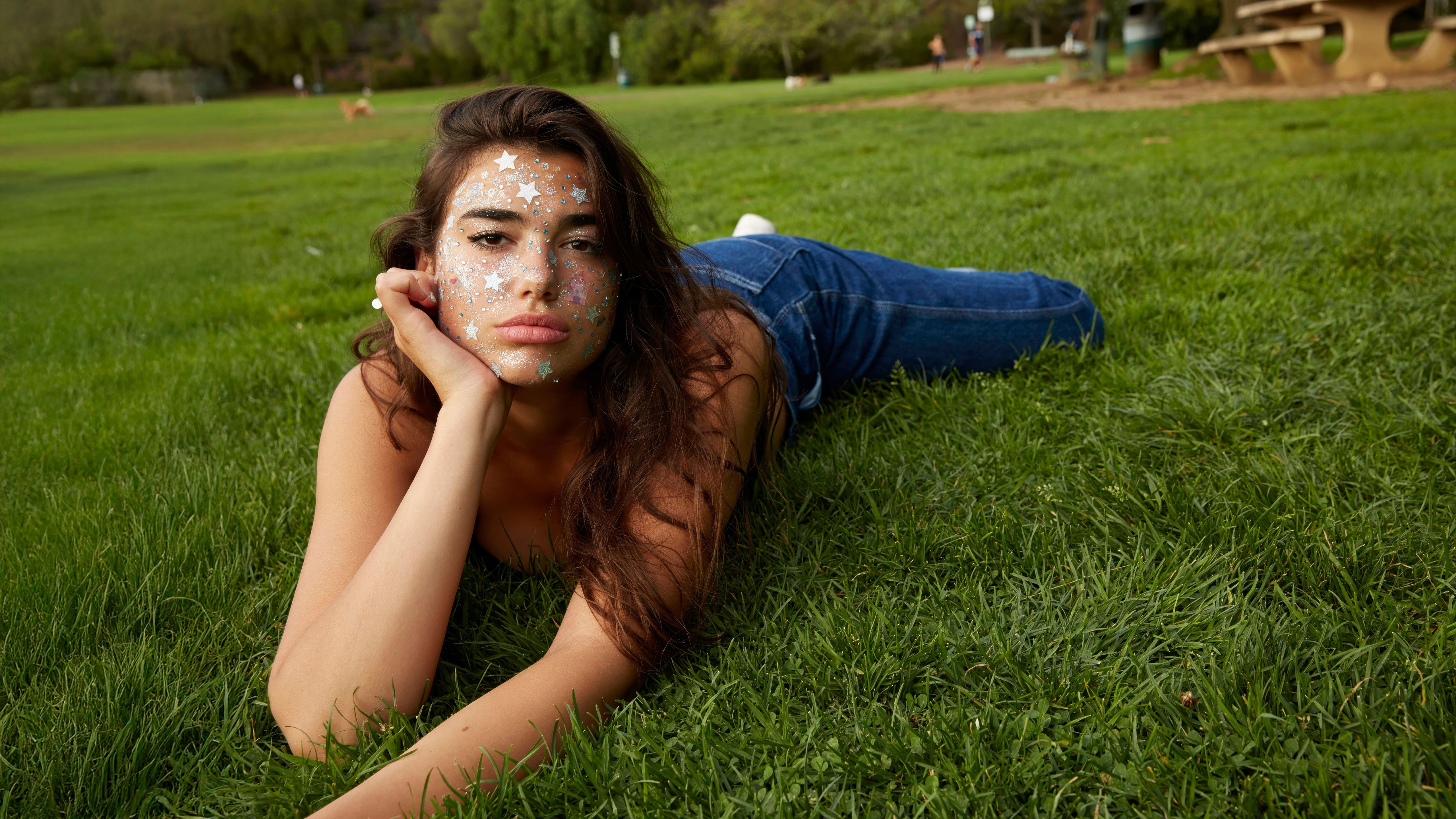 Dua Lipa, im Freien, albanische Sängerin, 5K, grünes Gras