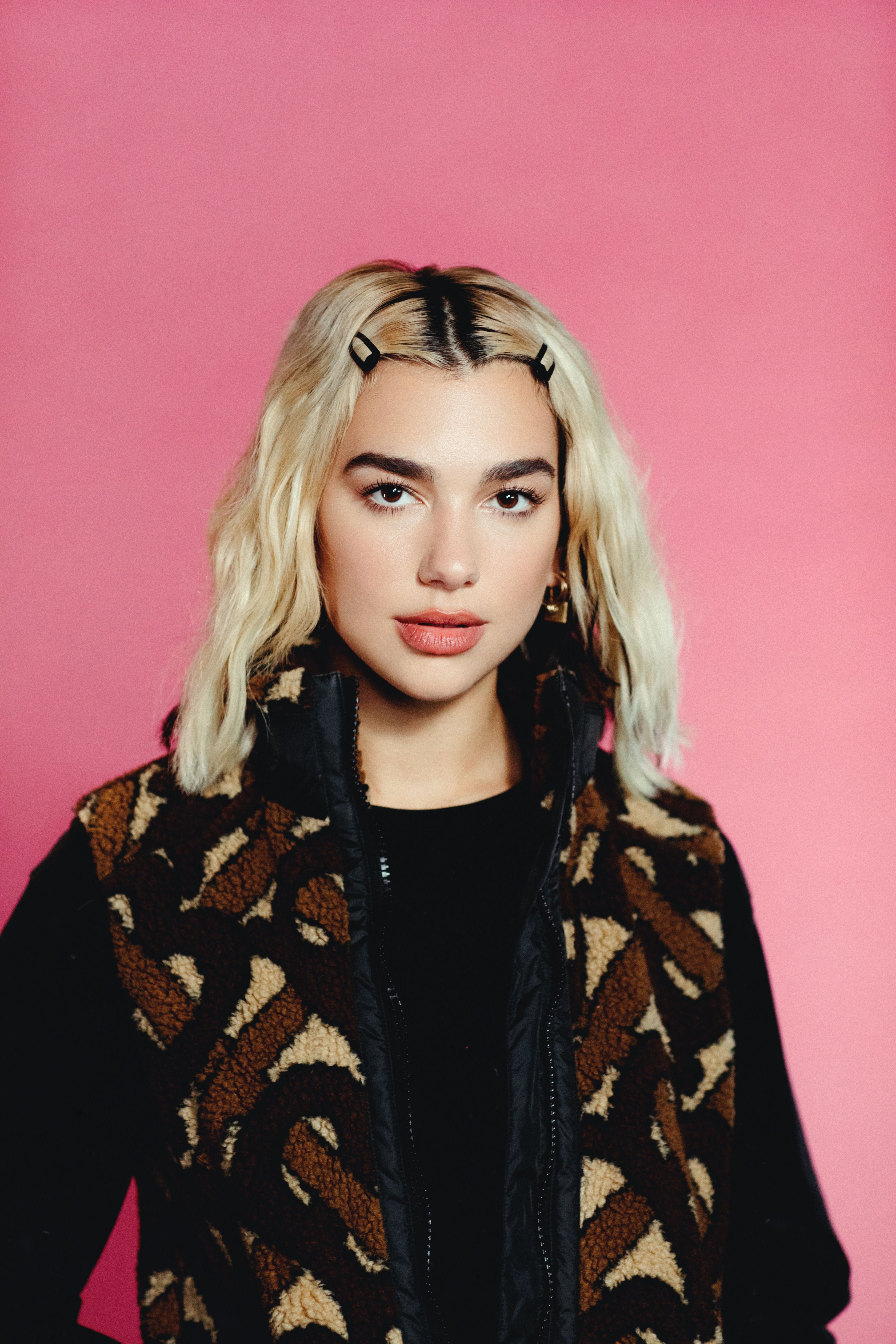 Dua Lipa, Pastellrosa, Disco-Pop-Sängerin, Pastellhintergrund,