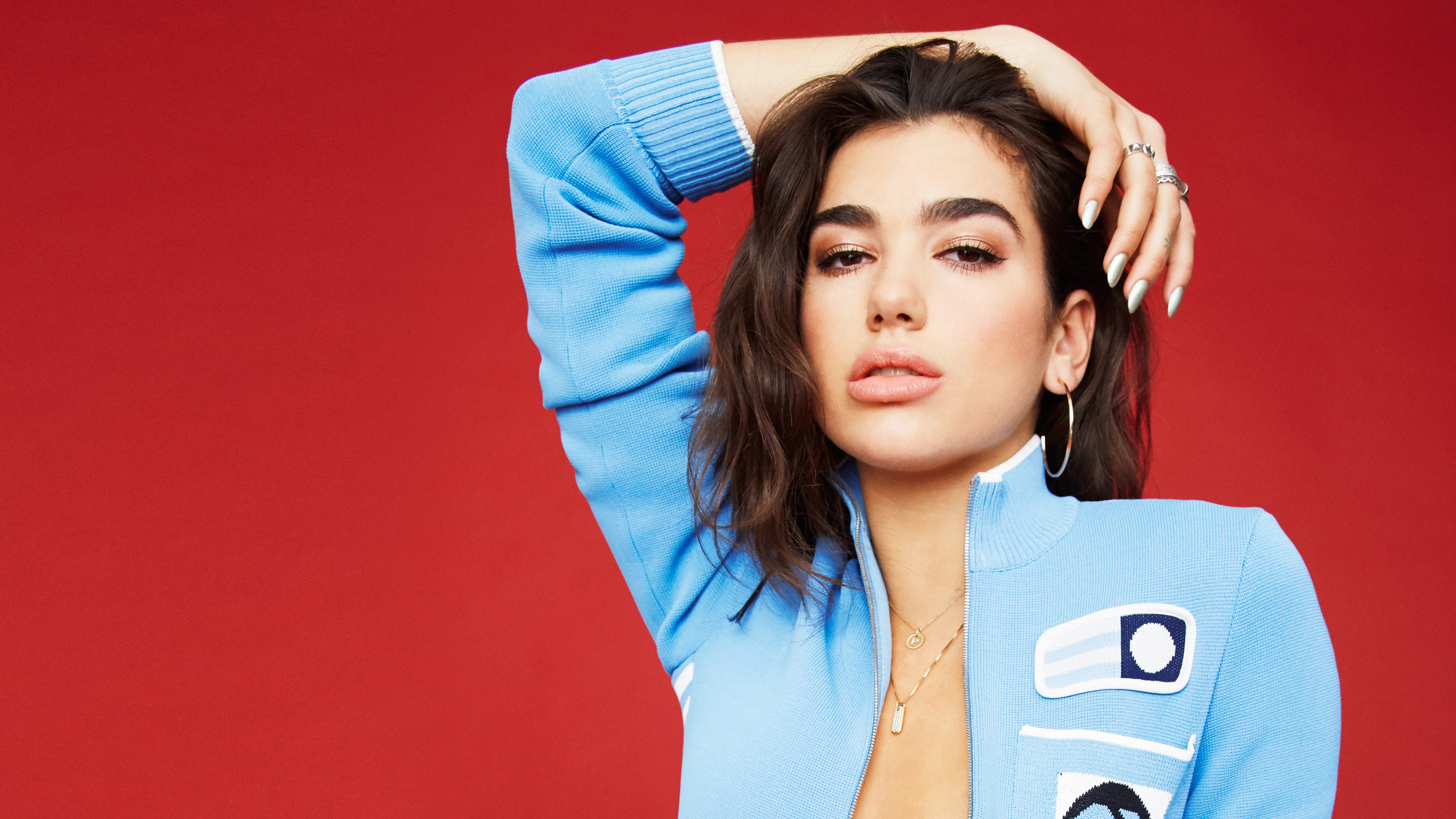 Dua Lipa, Roter Hintergrund
