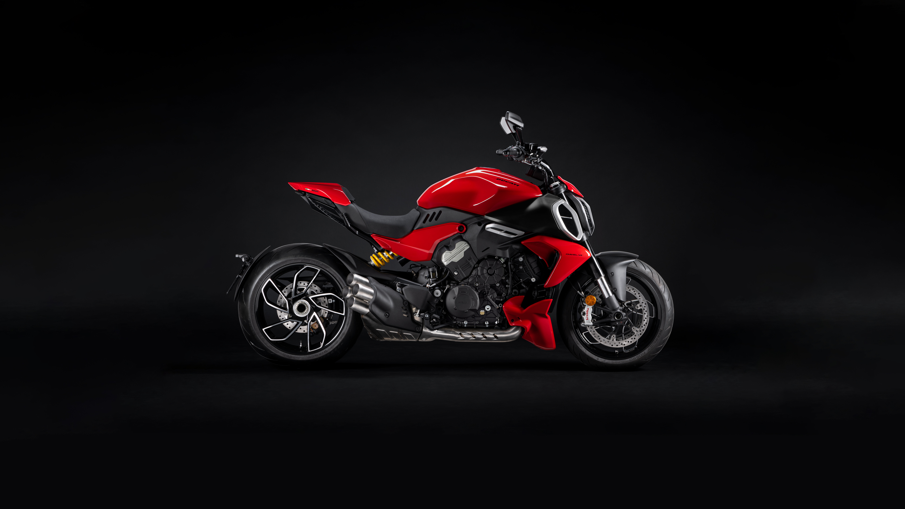 Ducati Diavel V4, Dunkler Hintergrund, Rote Motorräder