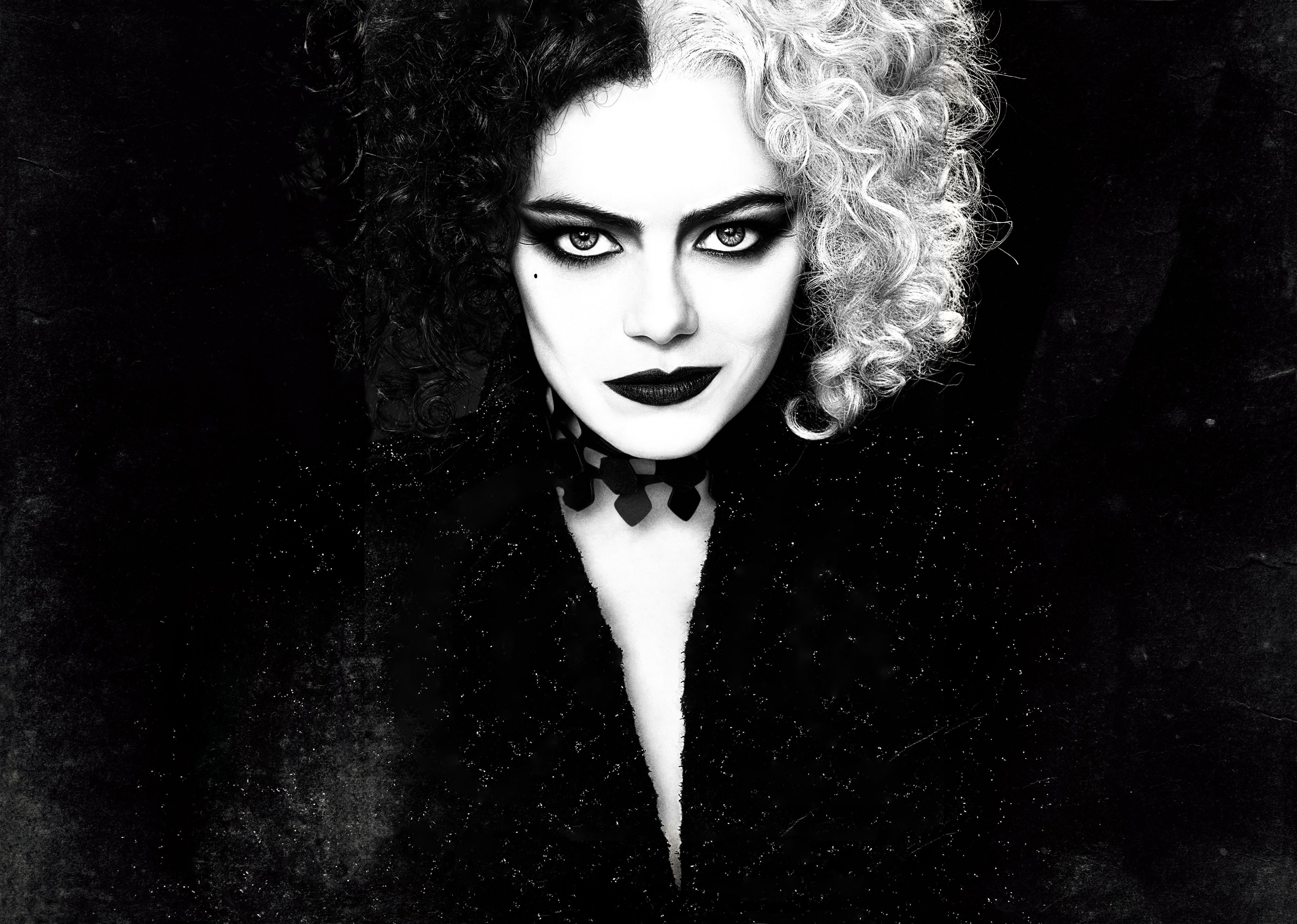 Emma Stone, Cruella, Filme 2021, schwarzer Hintergrund, Monochrom, Schwarzweiß