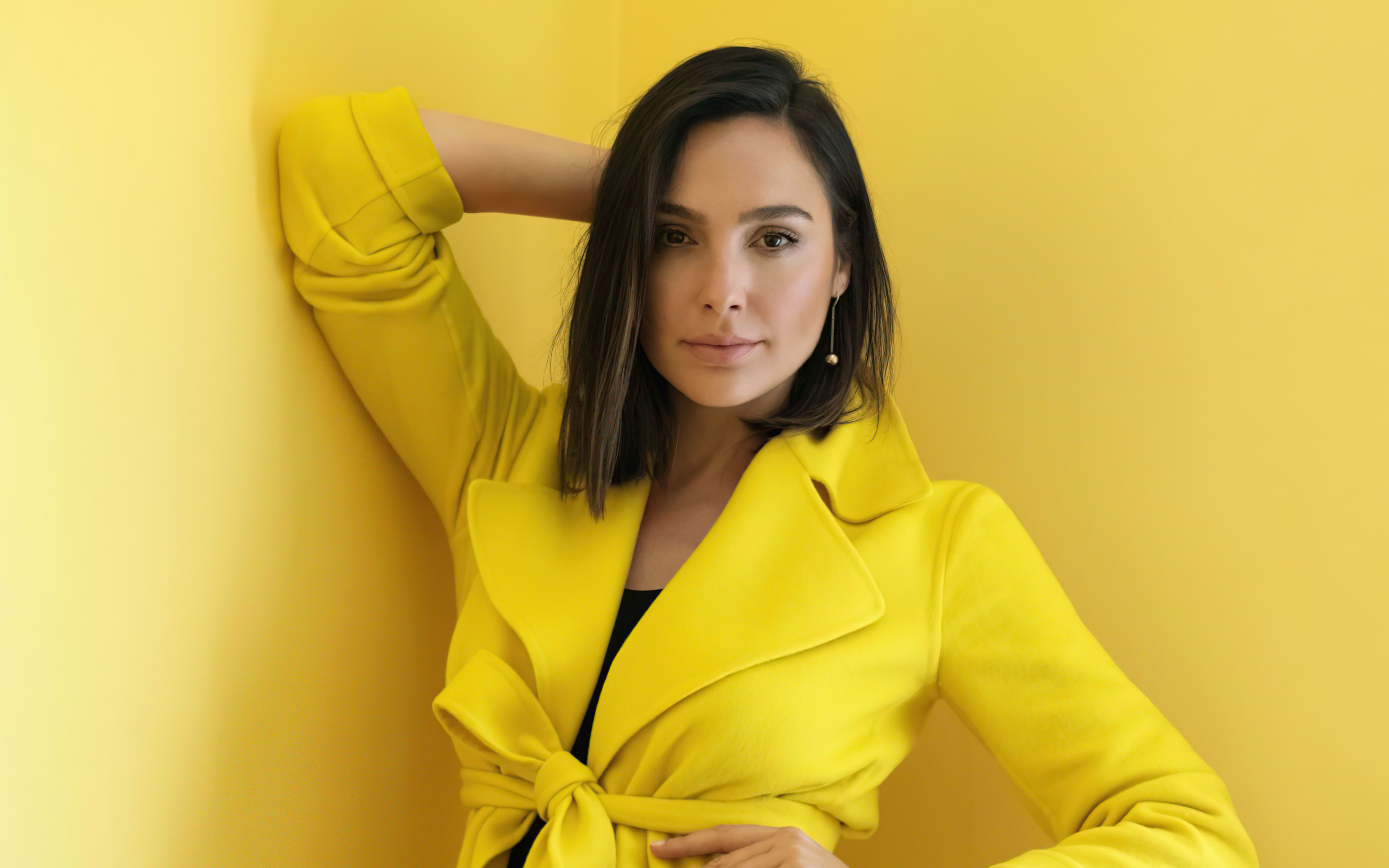 Gal Gadot, Schauspielerin, Porträt, Gelber Hintergrund, 2021