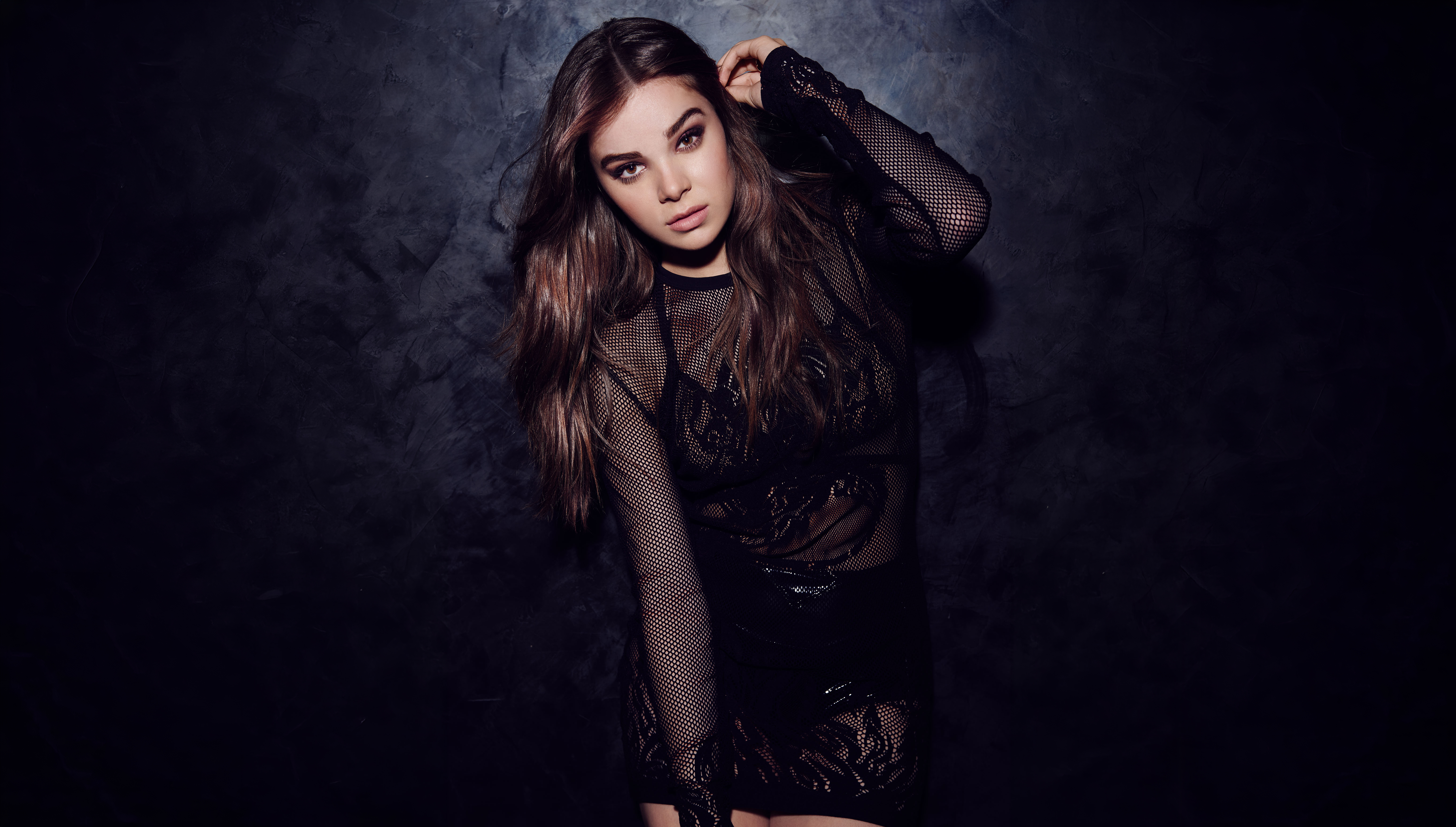 Hailee Steinfeld, dunkler Hintergrund, schwarzes Kleid, 5K