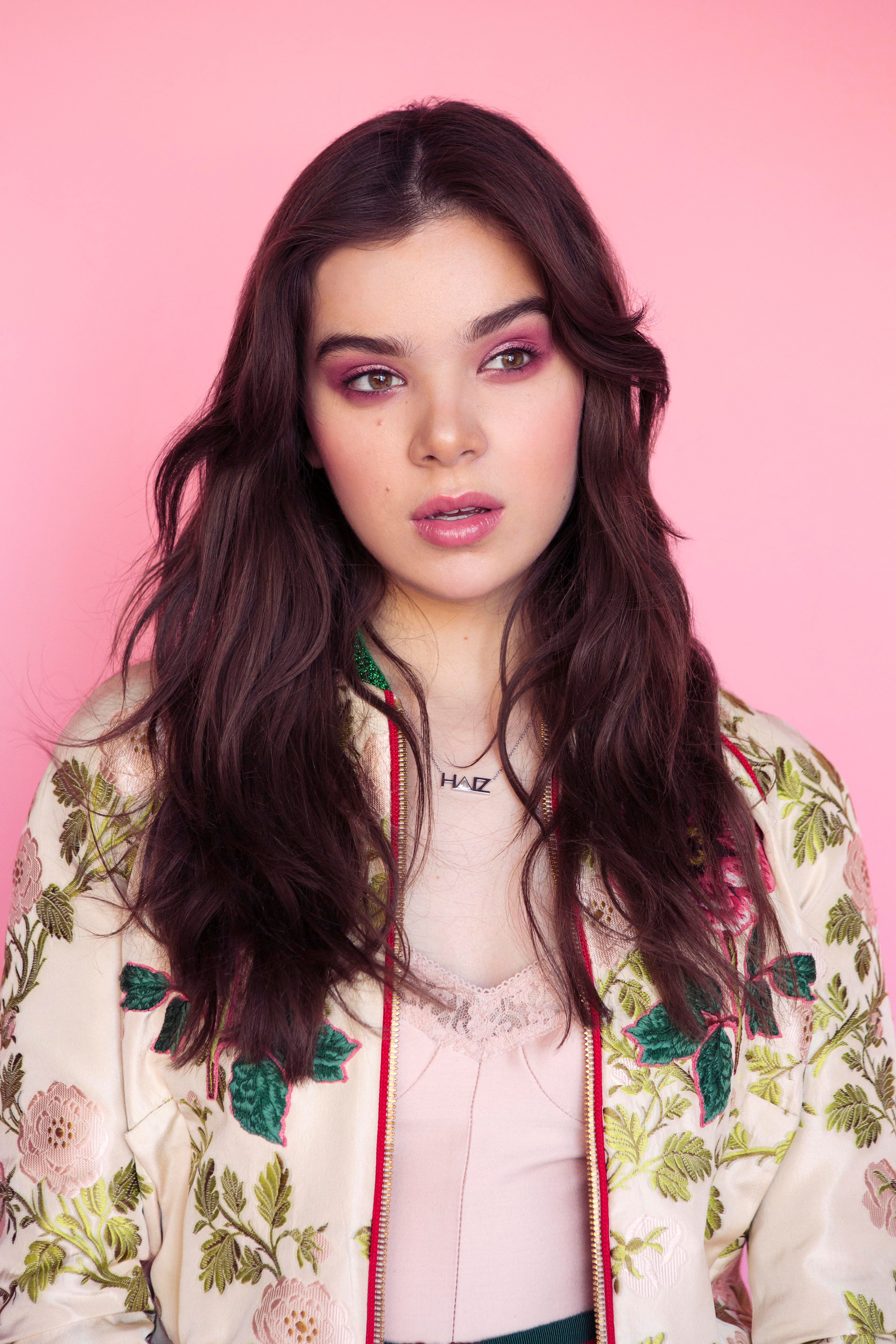Hailee Steinfeld, Pastellrosa, Porträt