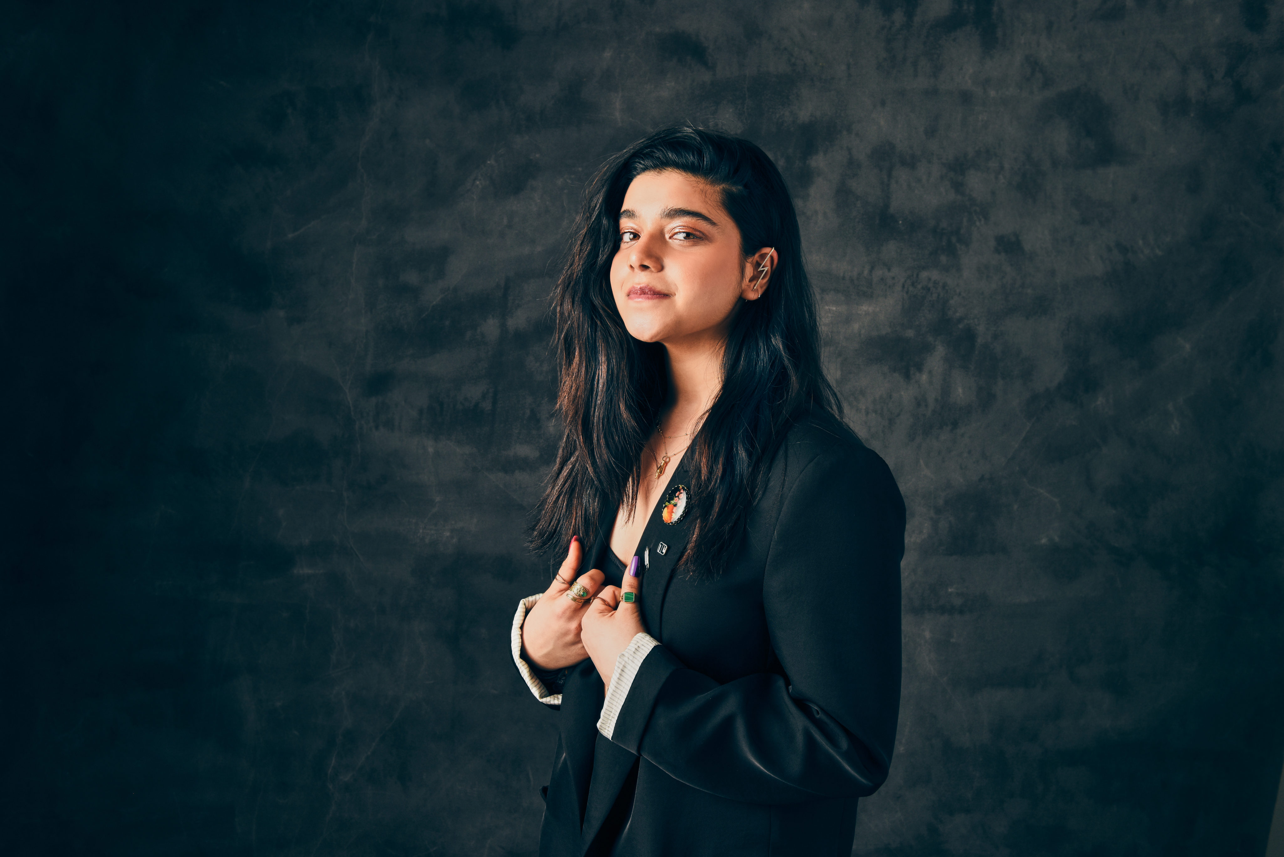 Iman Vellani, Schauspielerin, Dunkler Hintergrund