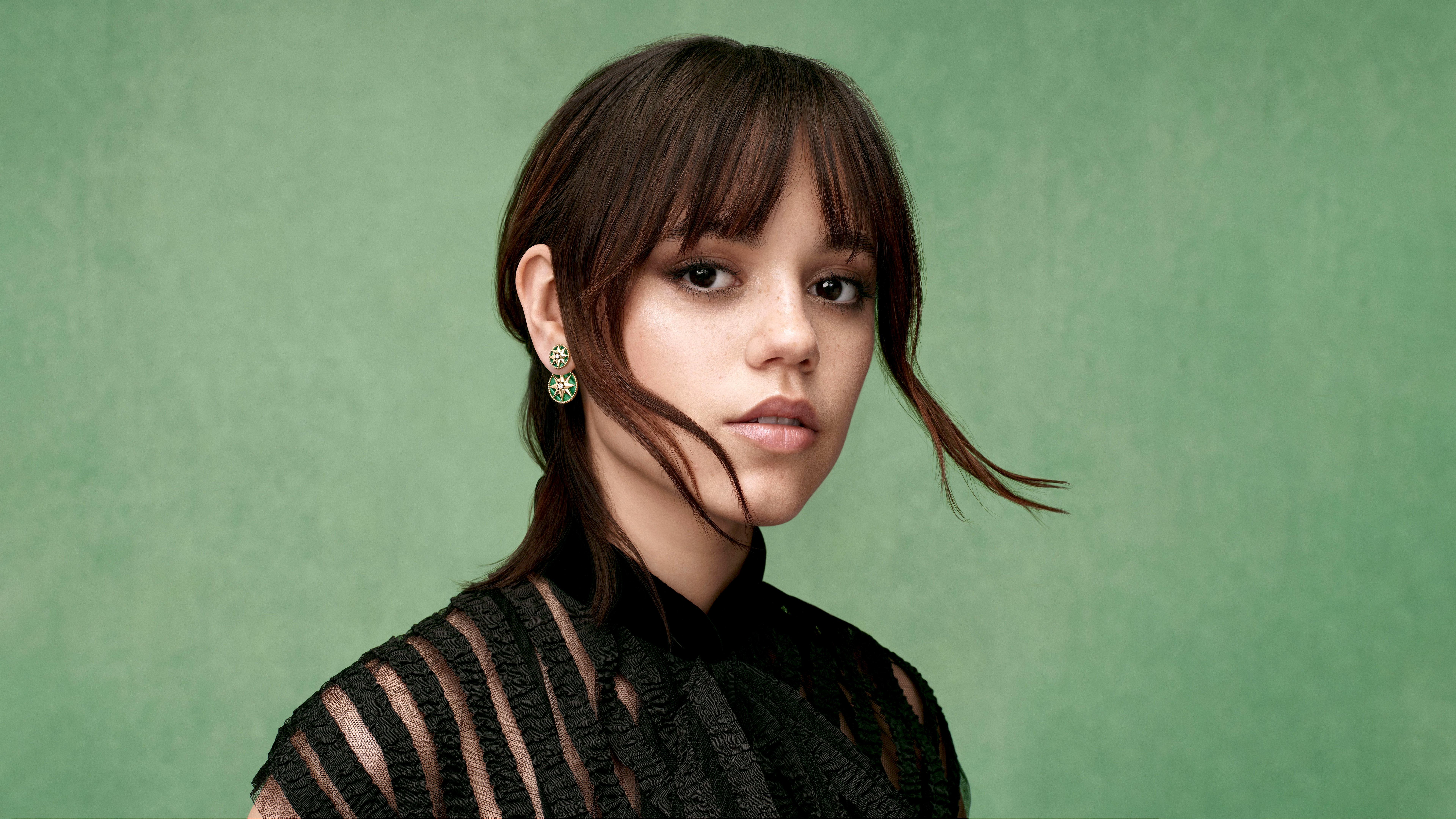 Jenna Ortega, grüner Hintergrund, 8K, 5K