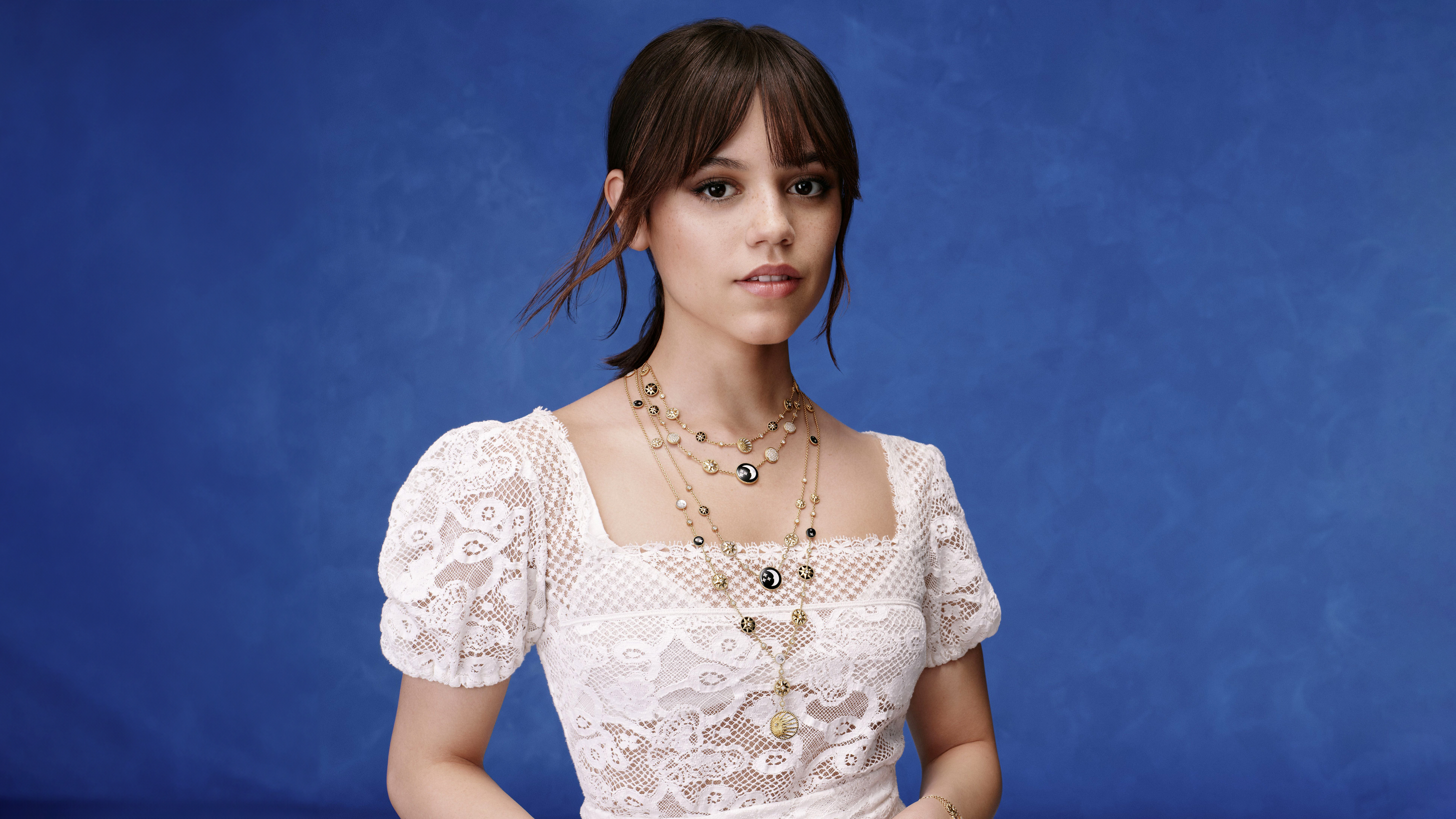 Jenna Ortega, Porträt, Blauer Hintergrund, 8K, 5K