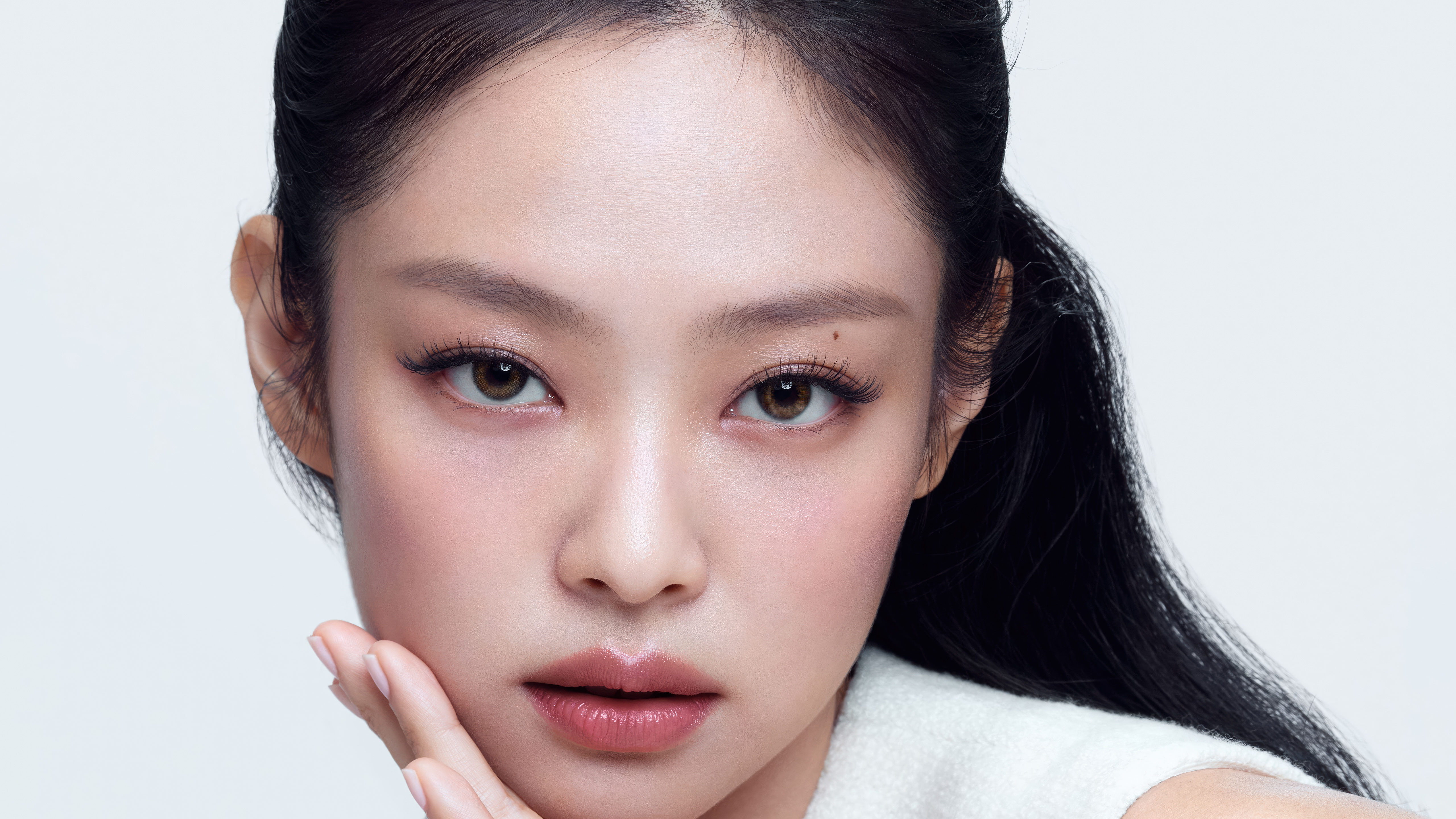 Jennie, Weißer Hintergrund, Weiße Ästhetik, 5K, Porträt