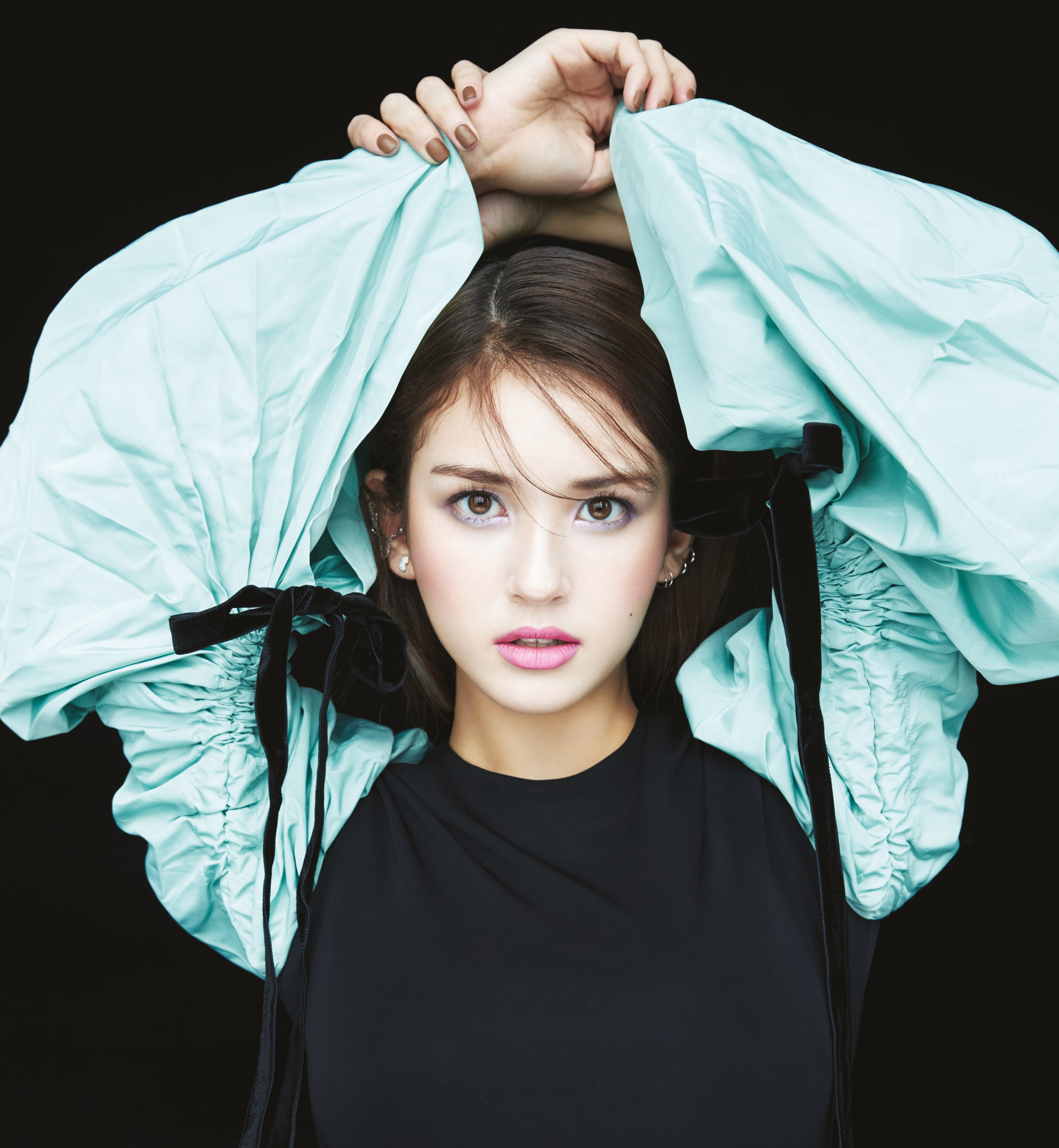 Jeon Somi, Porträt, dunkler Hintergrund