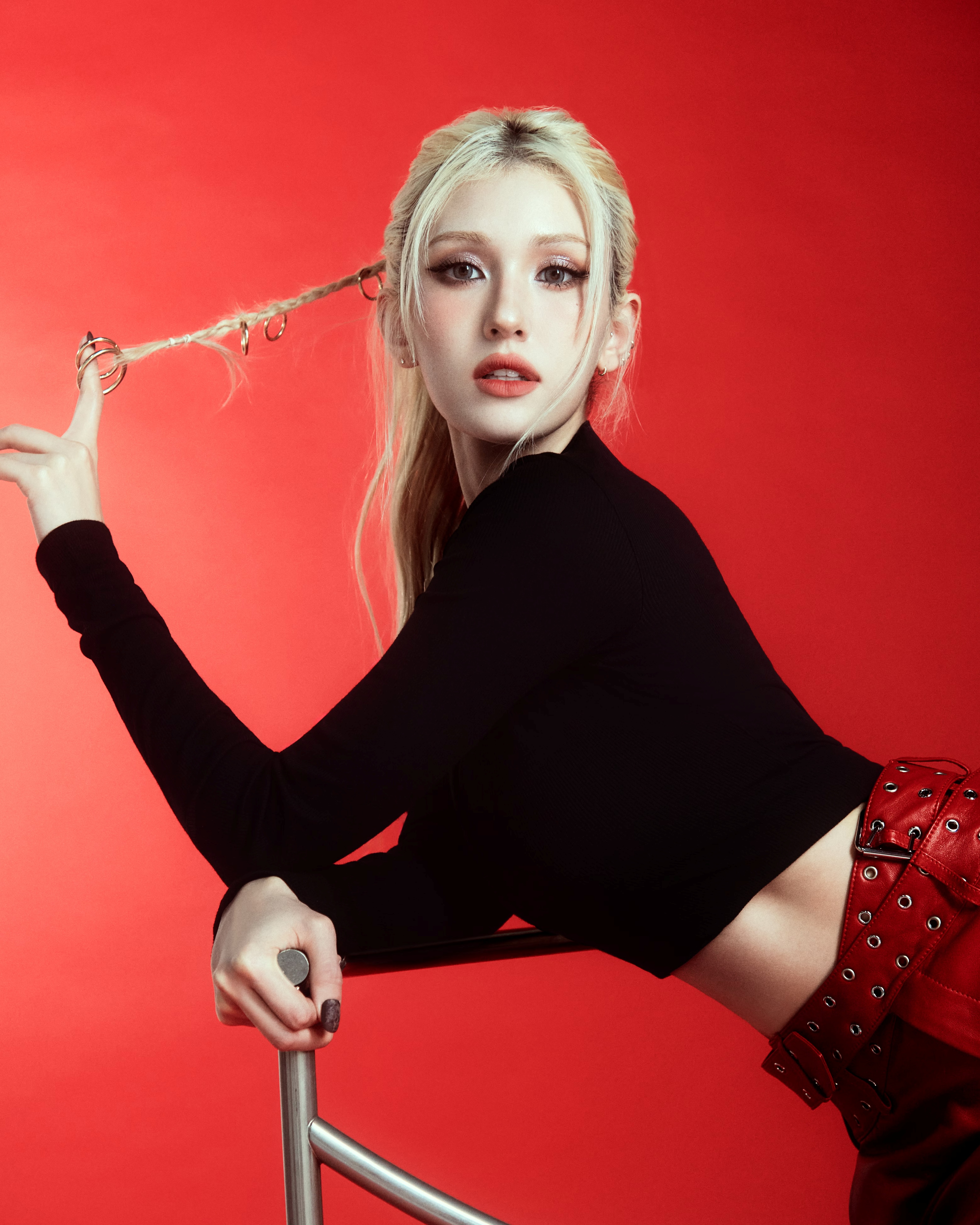 Jeon Somi, Vertikal, K-Pop-Sängerin, orangefarbener Hintergrund