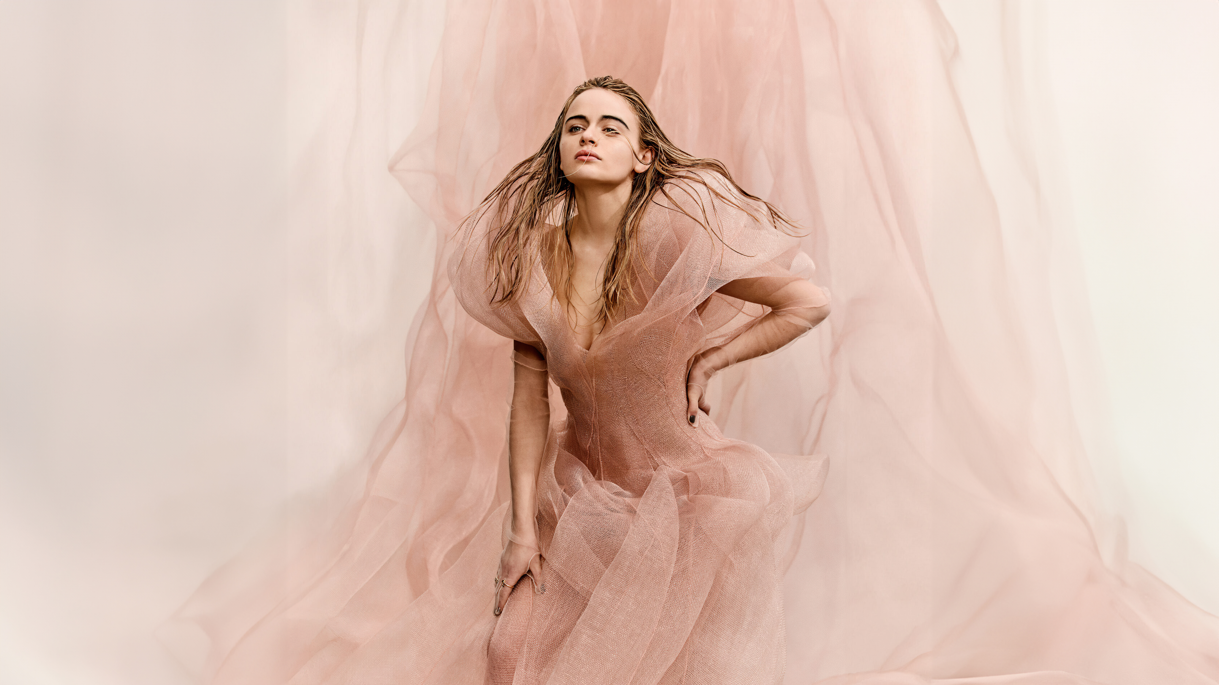 Joey King, Pfirsichfarbener Hintergrund, 5K, 2024