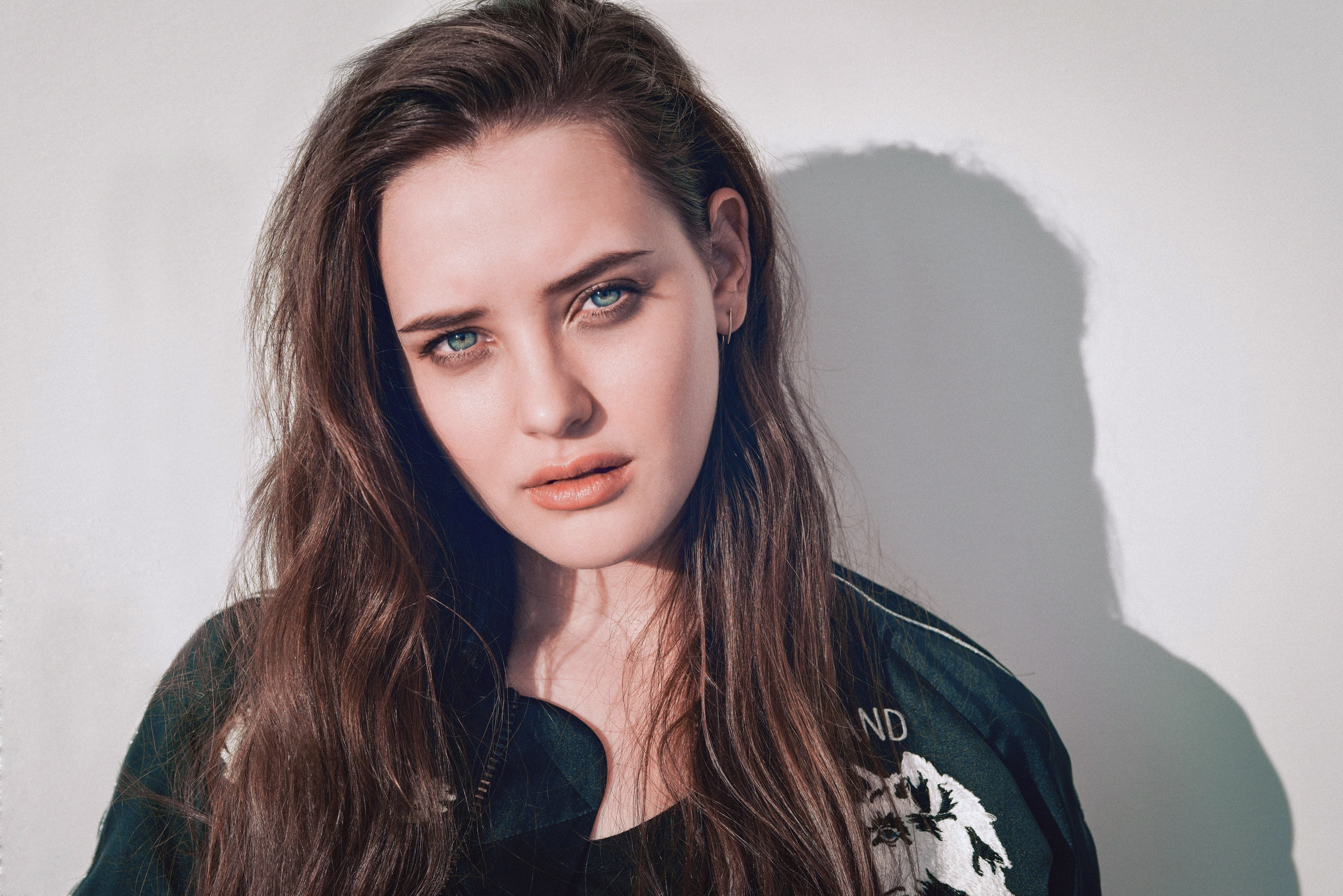 Katherine Langford, 8K, Australische Schauspielerin, Weißer Hintergrund, 5K