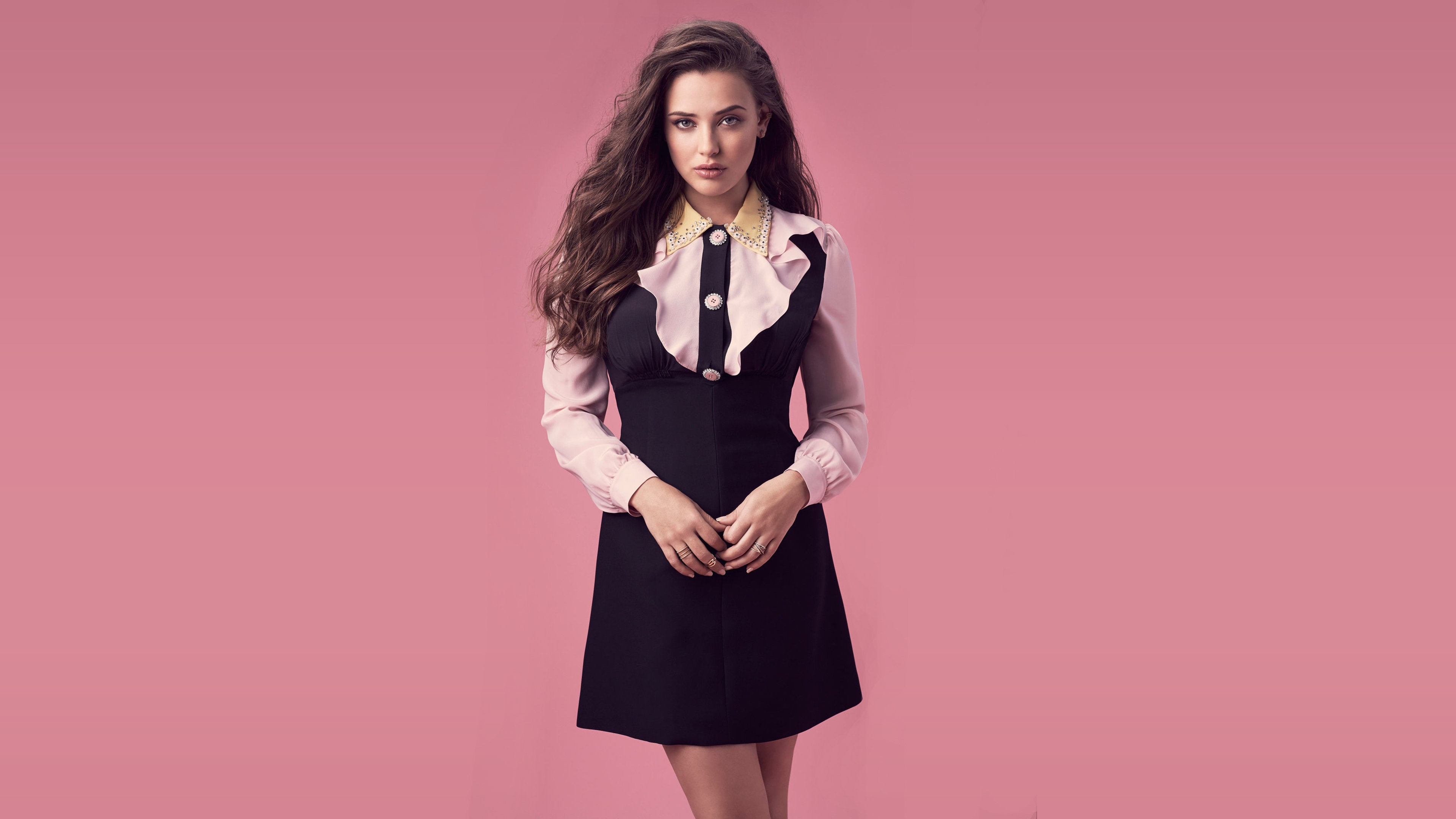 Katherine Langford, Fotoshooting, schöne Schauspielerin, Rosa Hintergrund, Pastellhintergrund, Pastellrosa