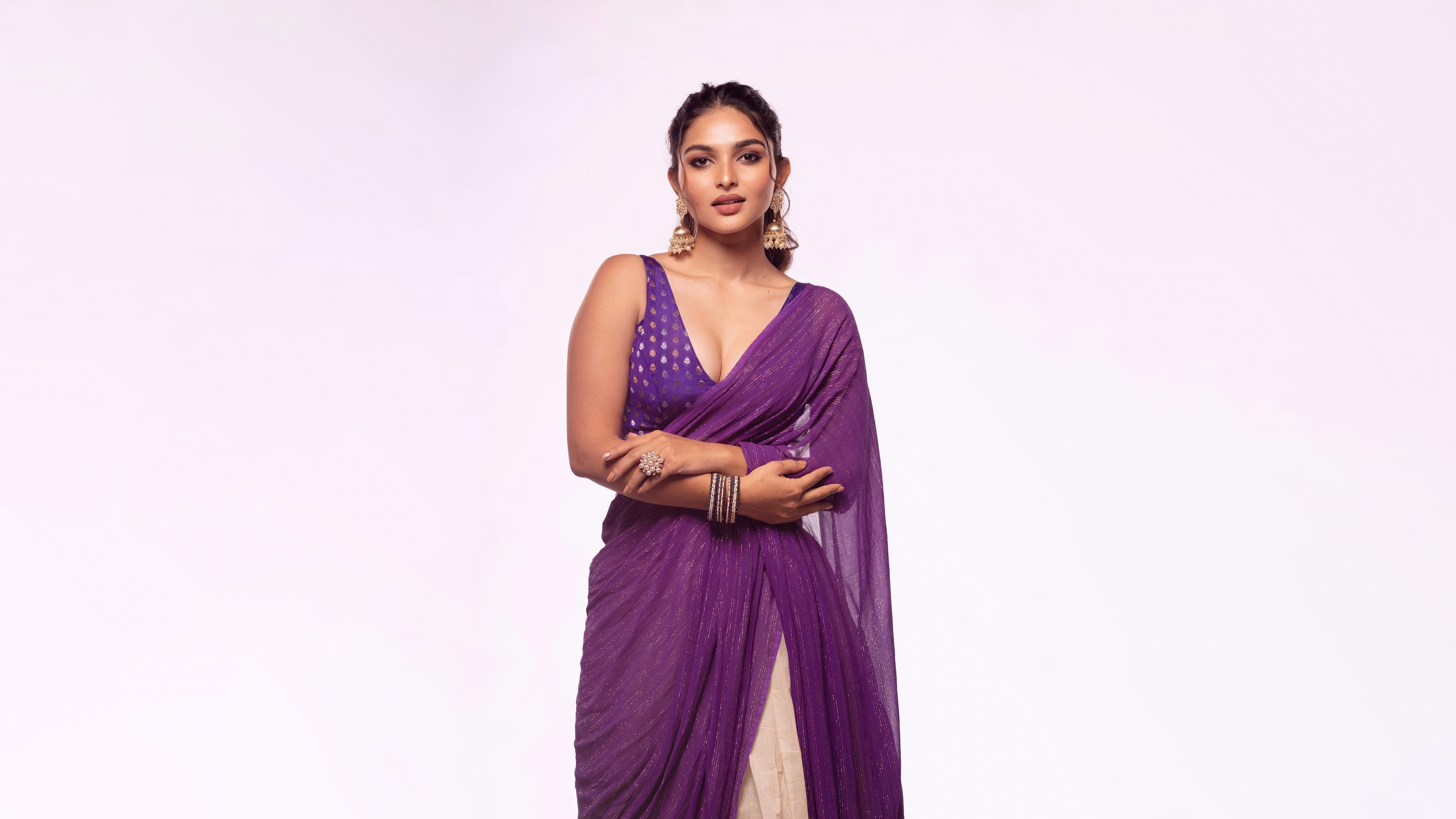 Kayadu Lohar, Lila Saree, Indische Schauspielerin, Lila, Weißer Hintergrund, 5K, Traditionell