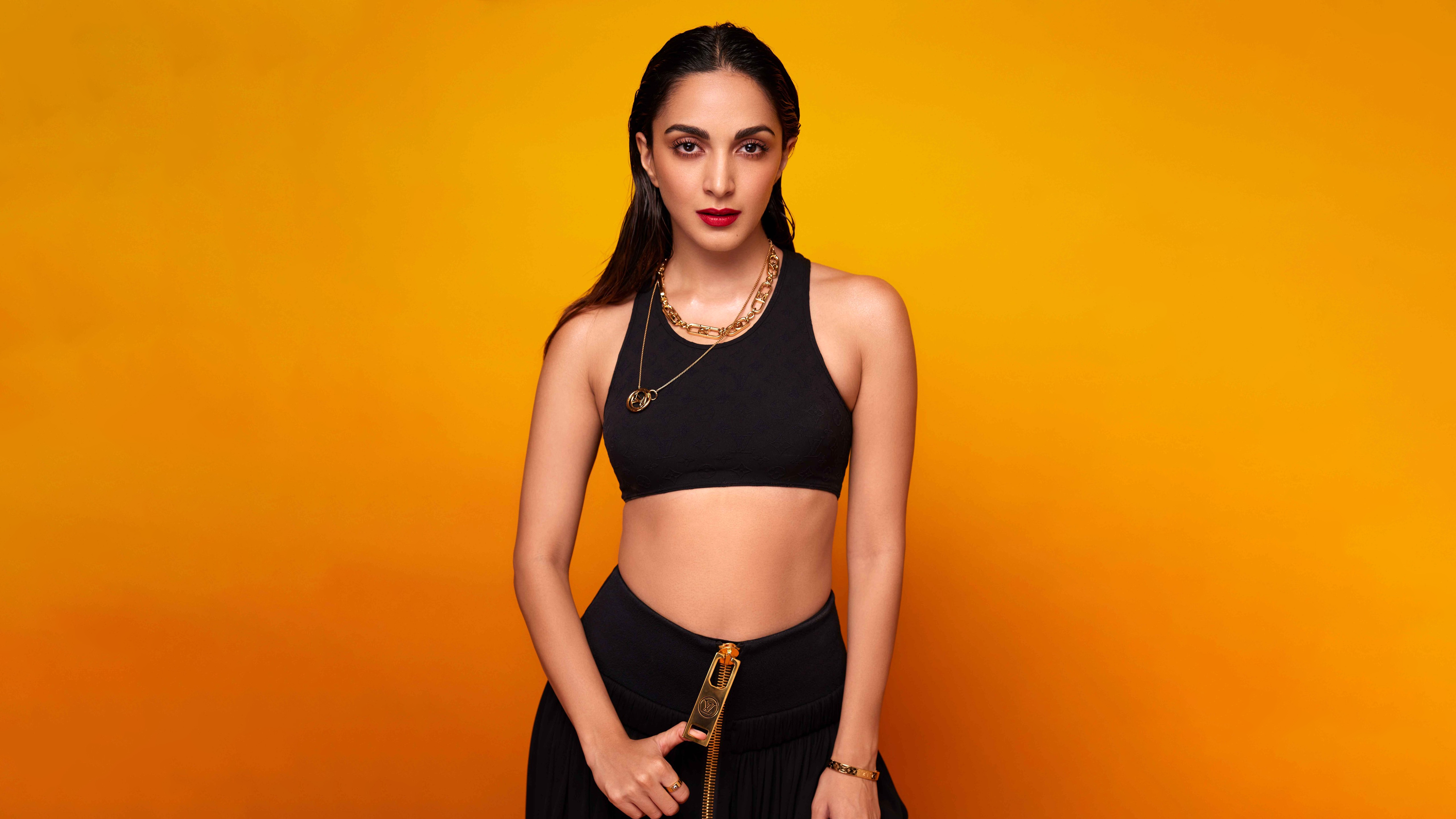 Kiara Advani, oranger Hintergrund, schwarzes Kleid, 5K, indische Schauspielerin