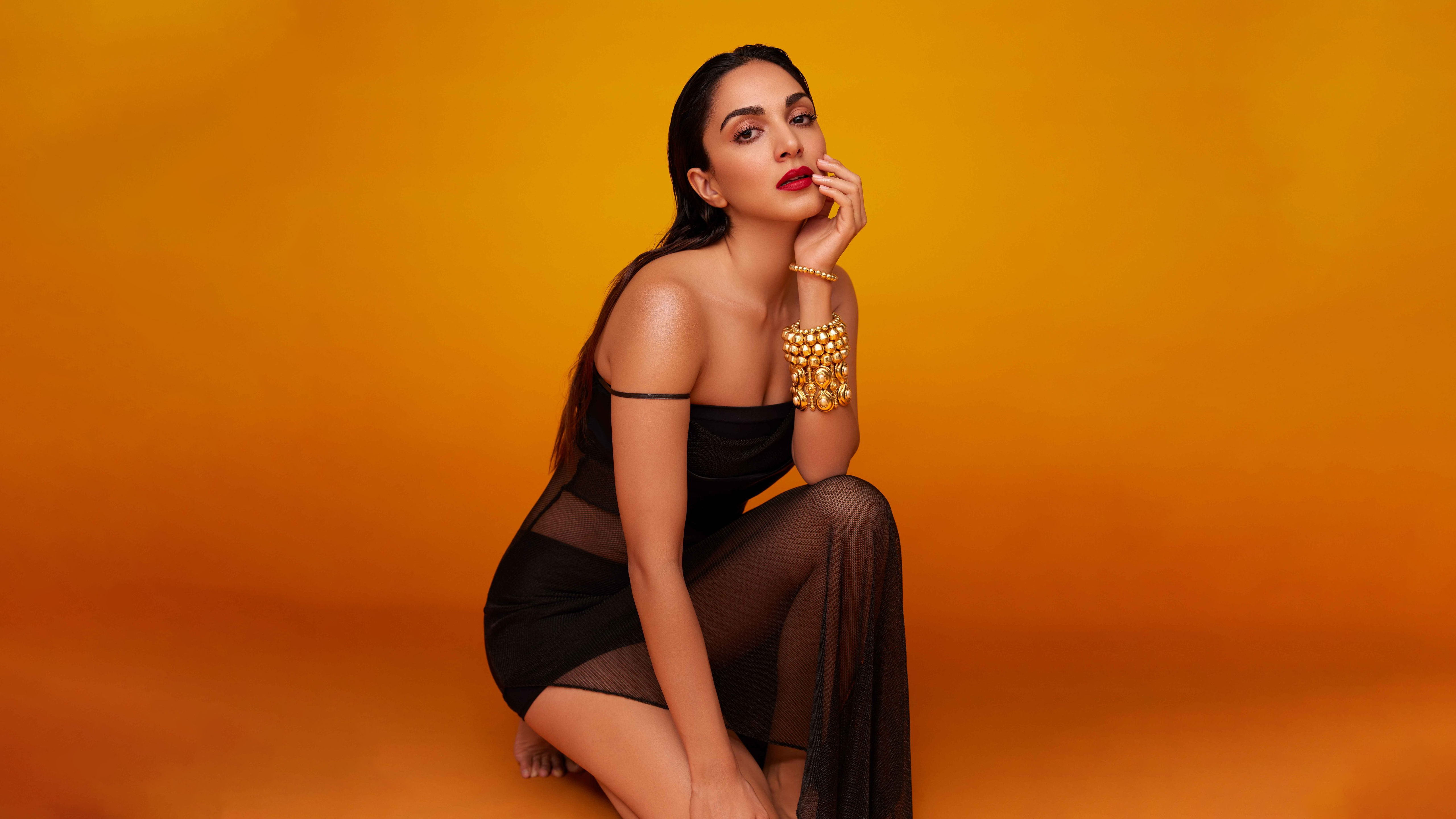 Kiara Advani, schwarzes Kleid, oranger Hintergrund, 5K, indische Schauspielerin