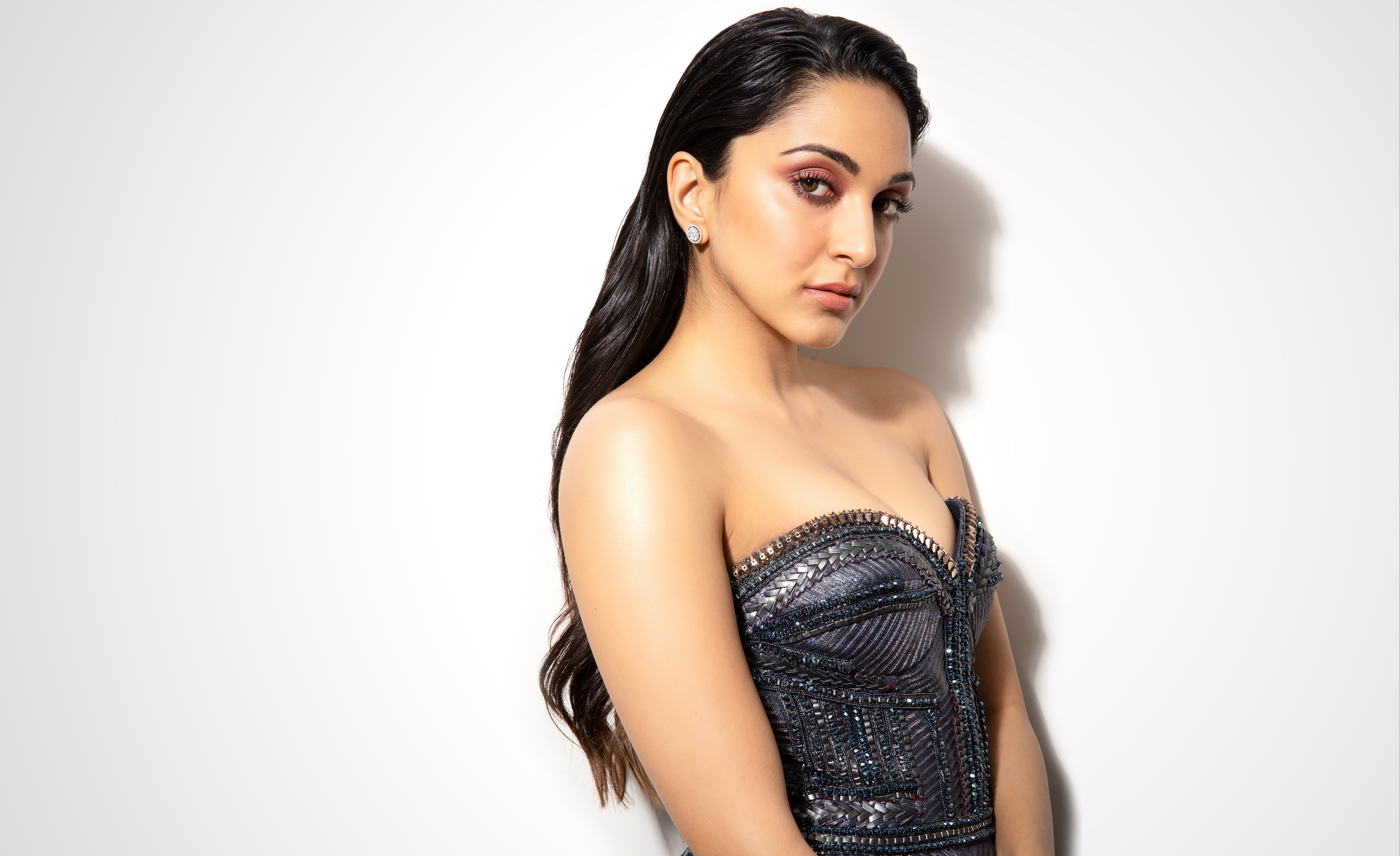 Kiara Advani, Weißer Hintergrund, Indische Schauspielerin, Bollywood-Schauspielerin, 5K