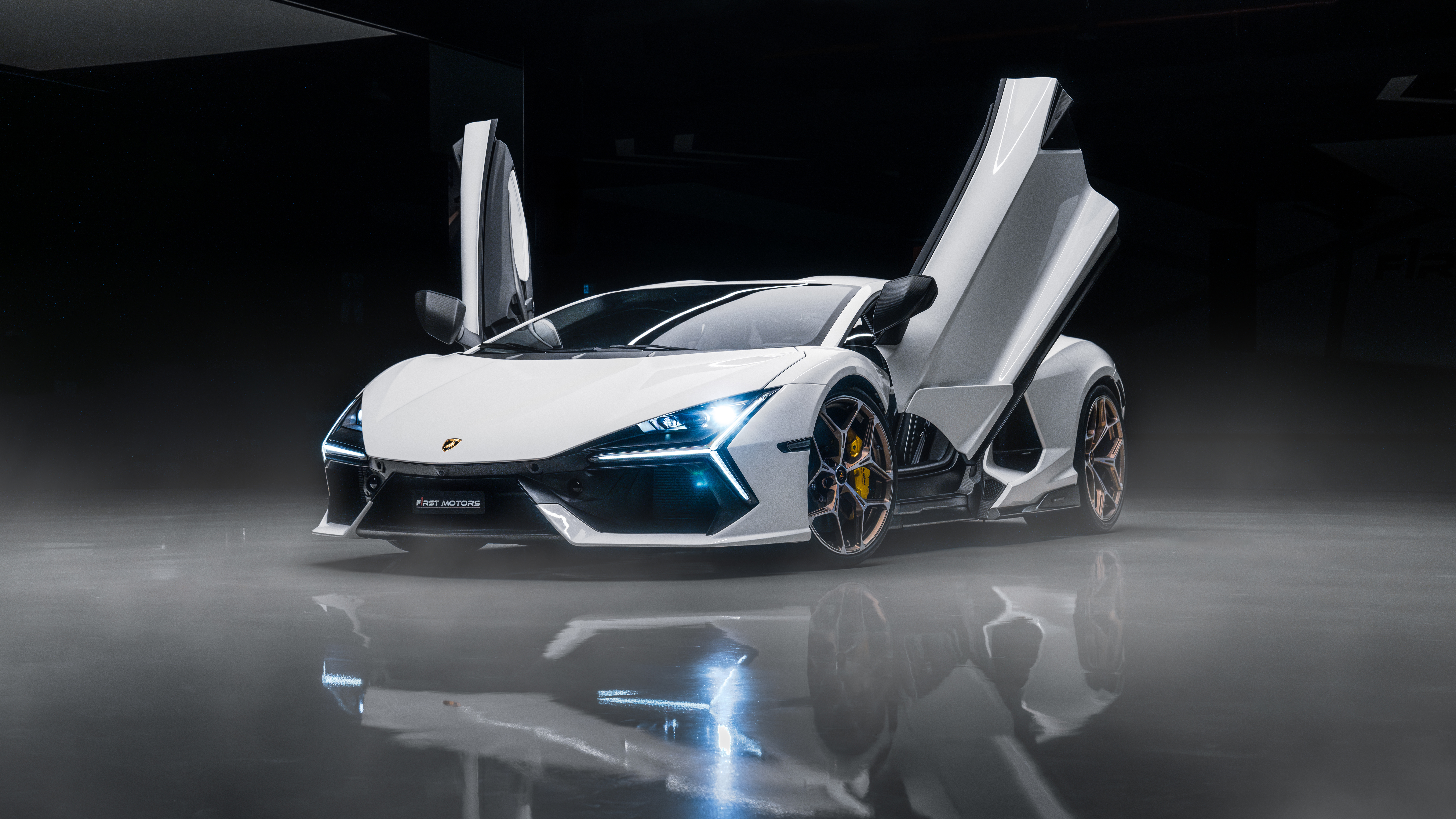 Lamborghini Revuelto, Dunkler Hintergrund, Weiße Autos, 5K, 8K