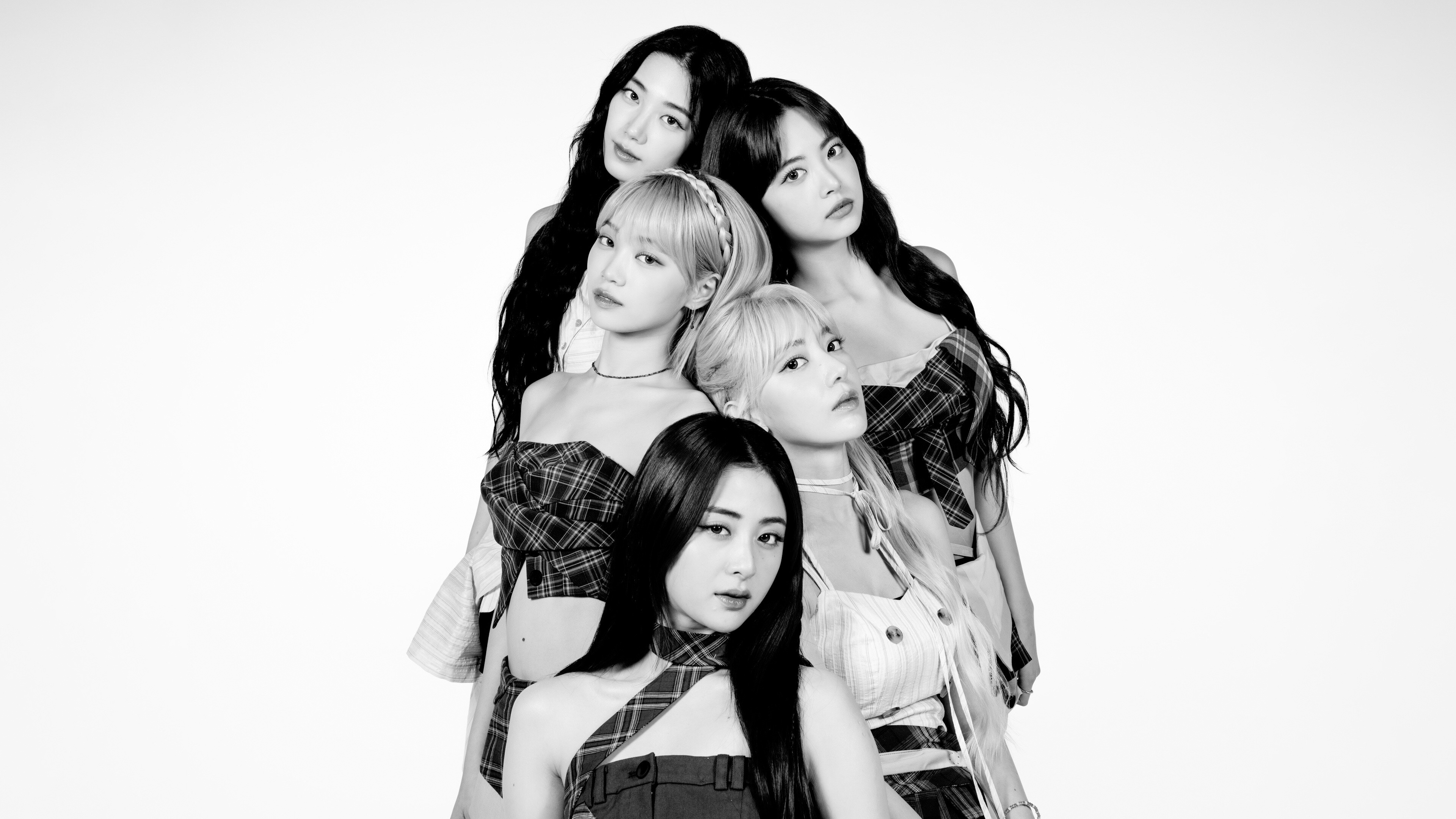 Le Sserafim, 2024, Monochrom, Sakura Miyawaki, Kim Chaewon, Huh Yunjin, Hong Eunchae, Kazuha, Weißer Hintergrund
