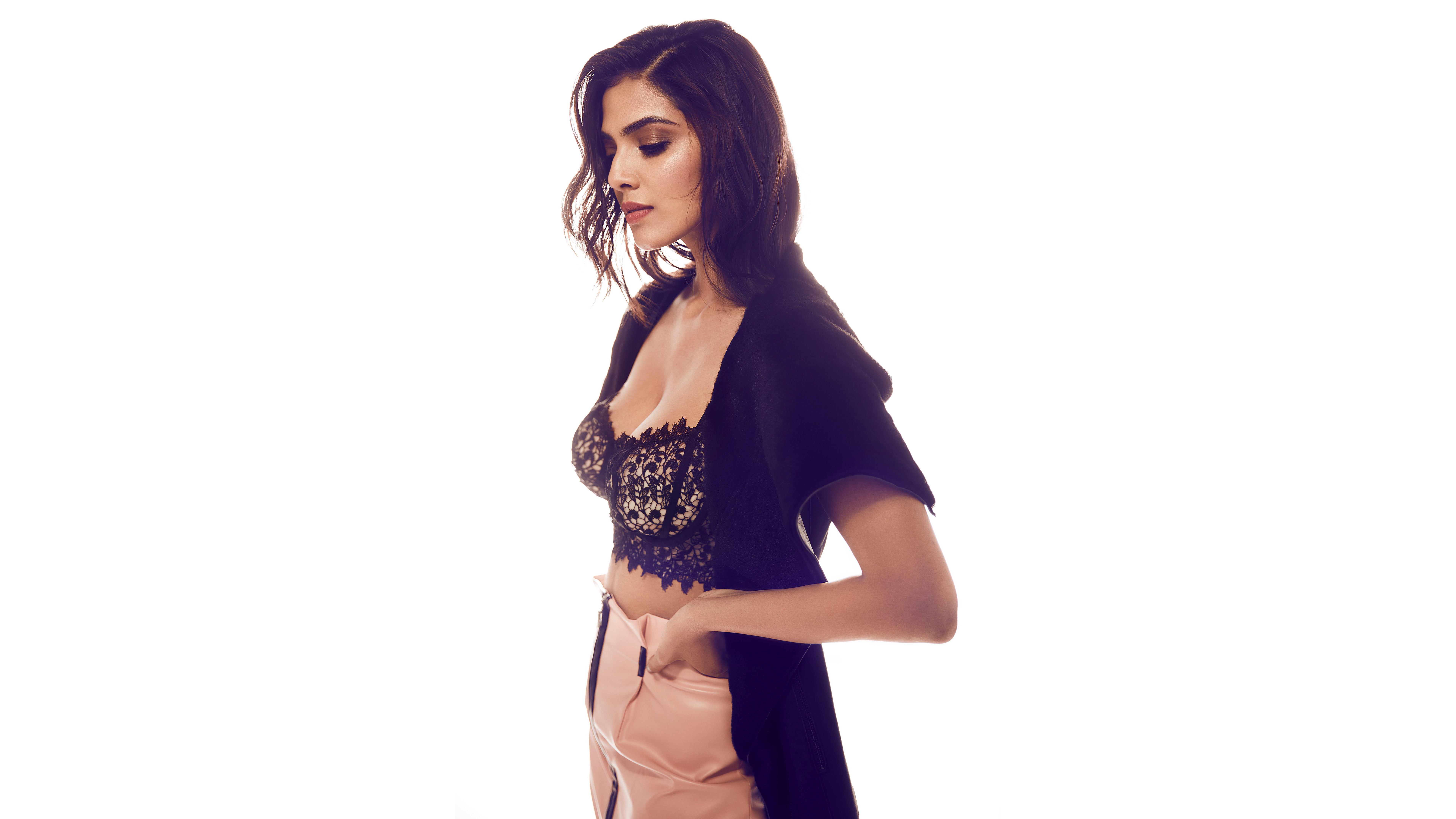 Malavika Mohanan, atemberaubend, 8K, 5K, weißer Hintergrund, glamourös, indische Schauspielerin