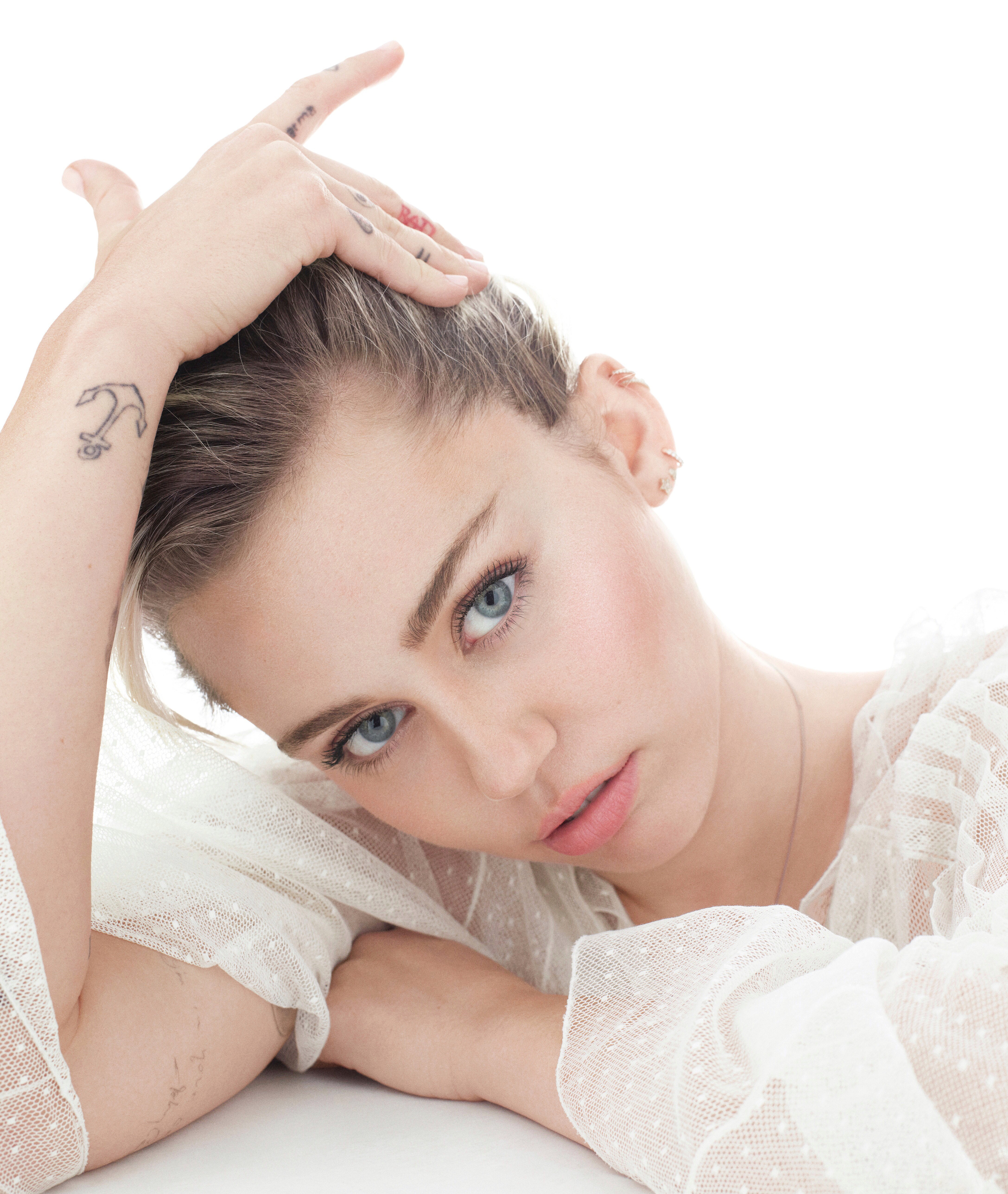 Miley Cyrus, Sängerin, Weißer Hintergrund