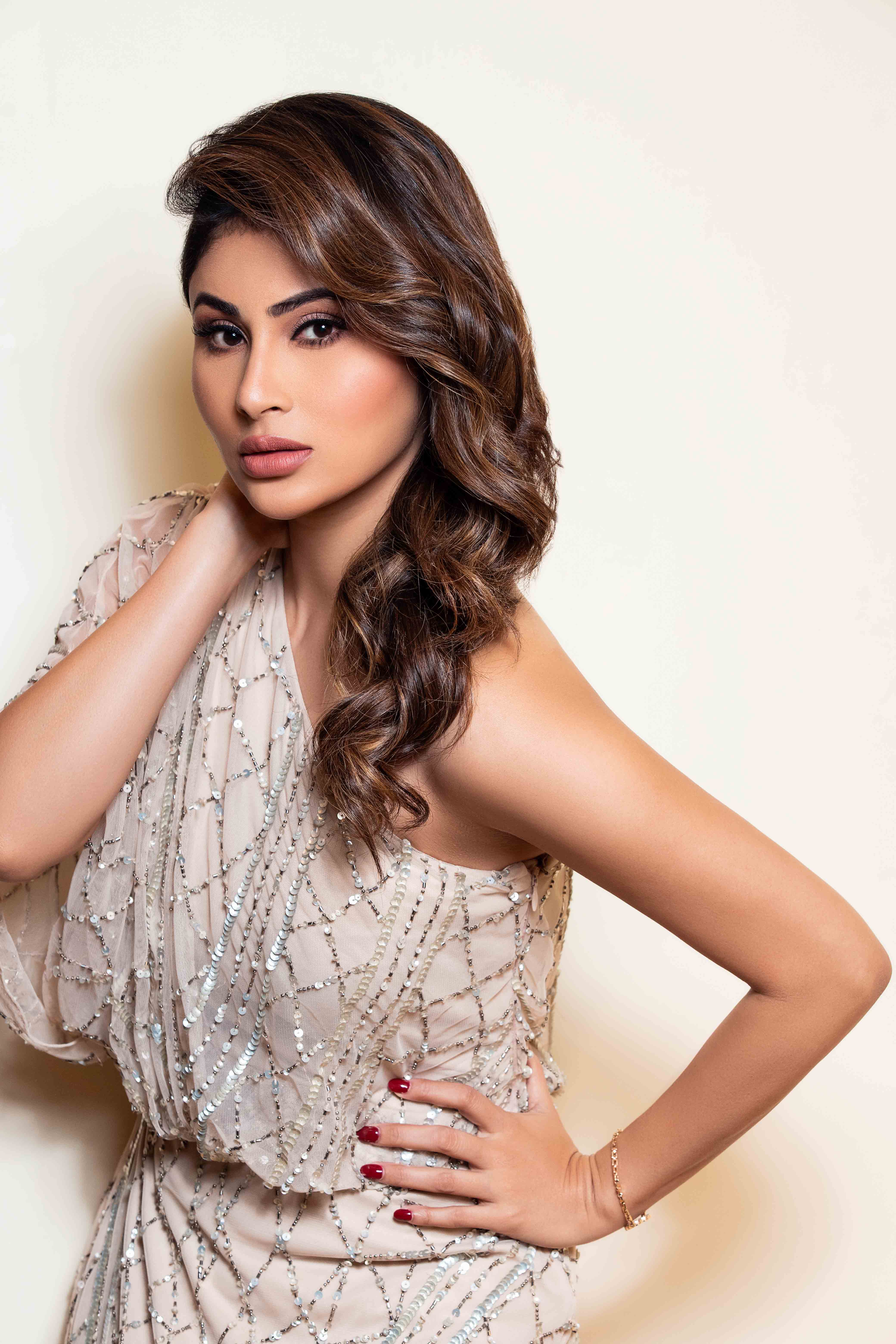 Mouni Roy, Porträt, Indische Schauspielerin, Bollywood-Schauspielerin, Weißer Hintergrund