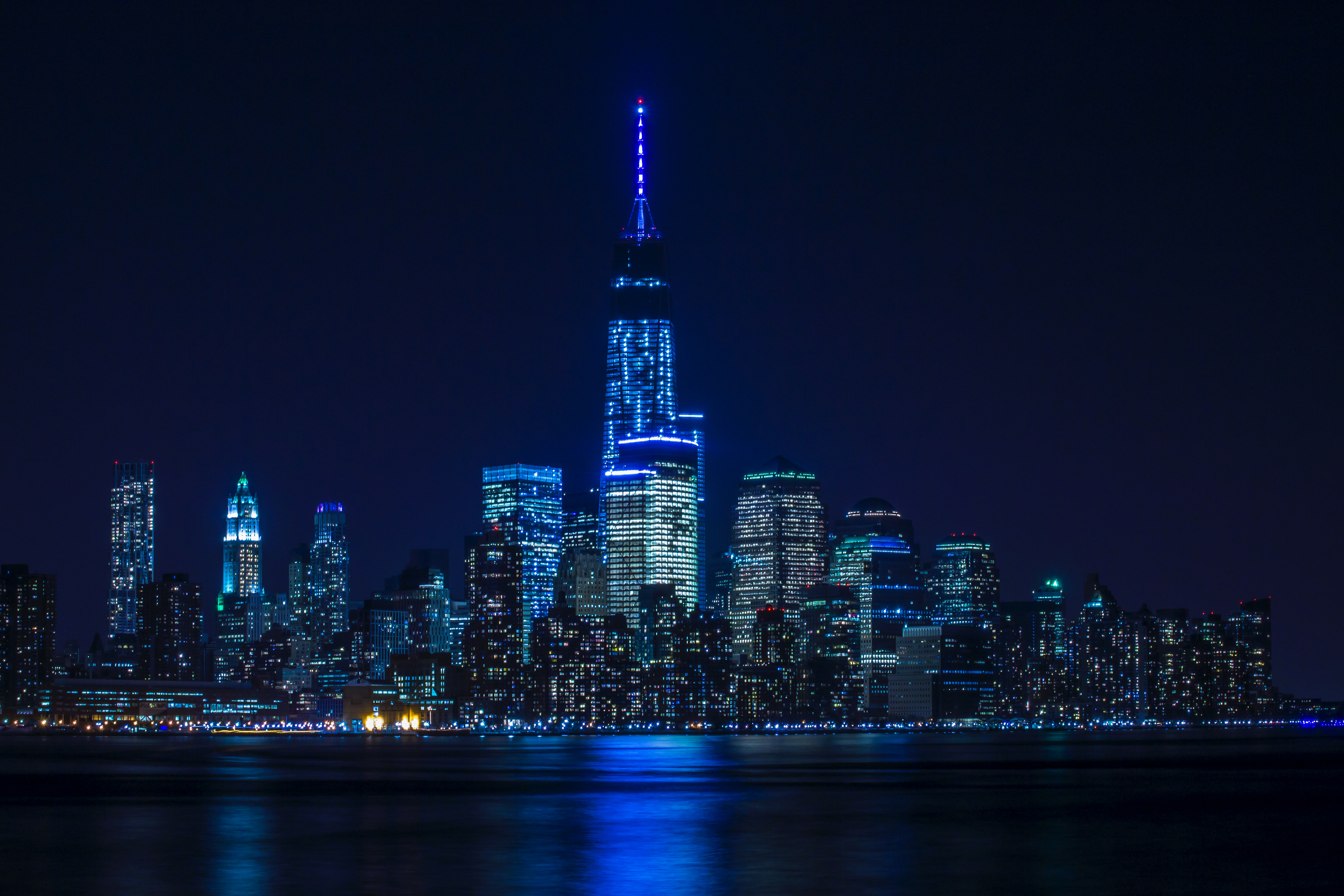 New York City, Stadt-Skyline, Stadtbild, Stadtlichter, Dunkler Hintergrund, Nachtzeit, Gewässer, Reflexion, Wolkenkratzer, 5K, 8K