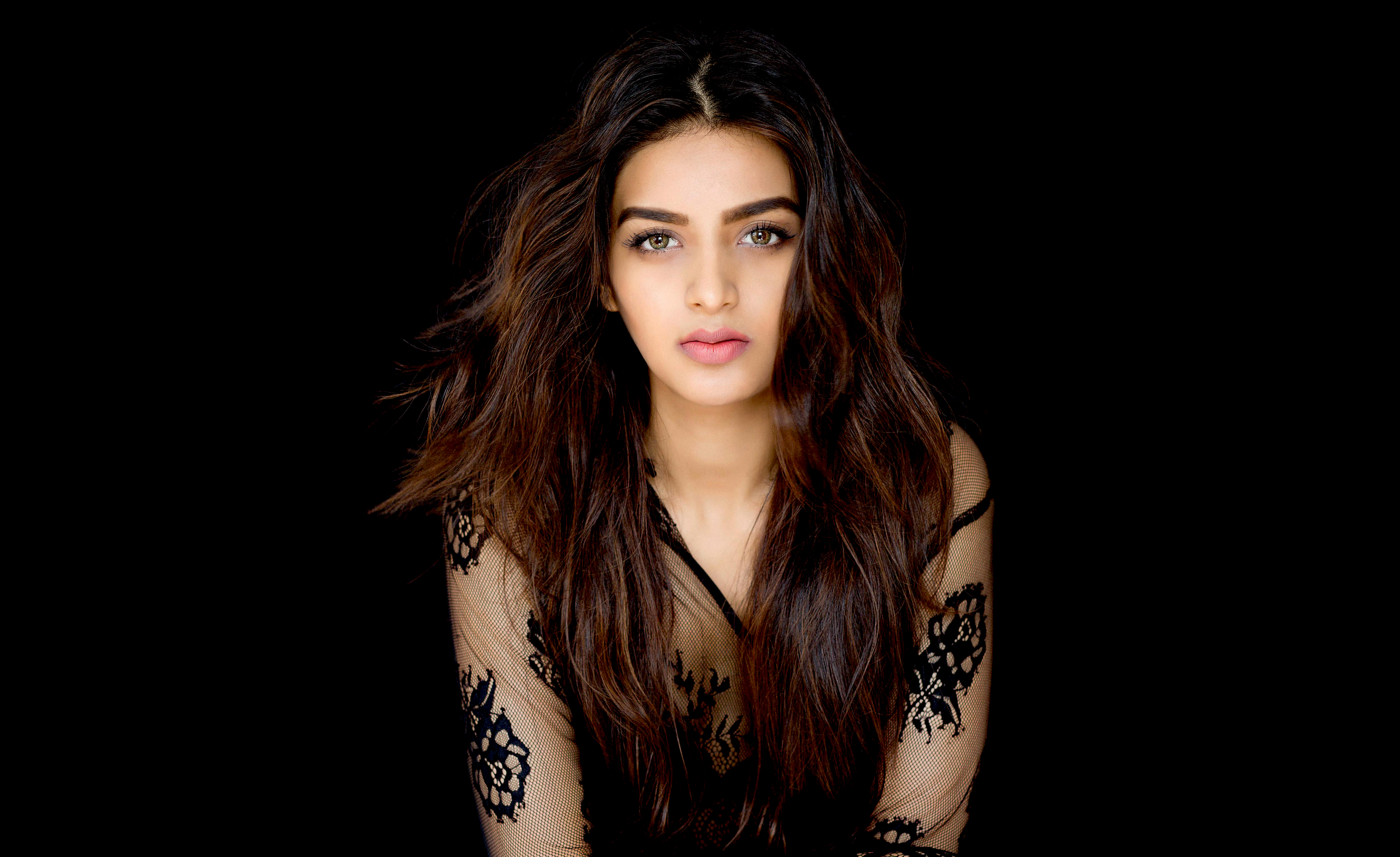 Nidhhi Agerwal, Indische Schauspielerin, Telugu-Schauspielerin, Schwarzer Hintergrund, 5K