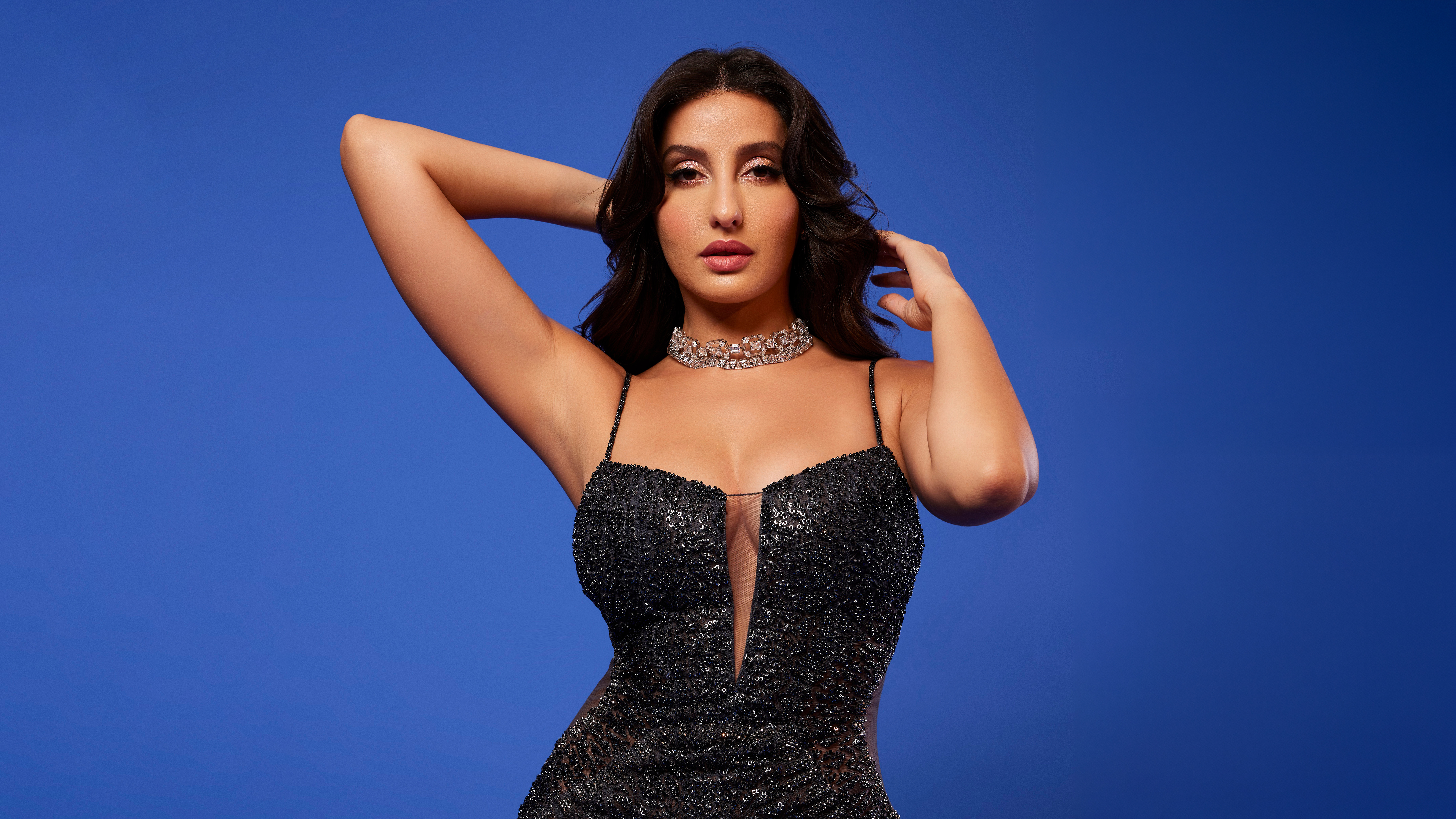 Nora Fatehi, 8K, indische Schauspielerin, blauer Hintergrund, 5K