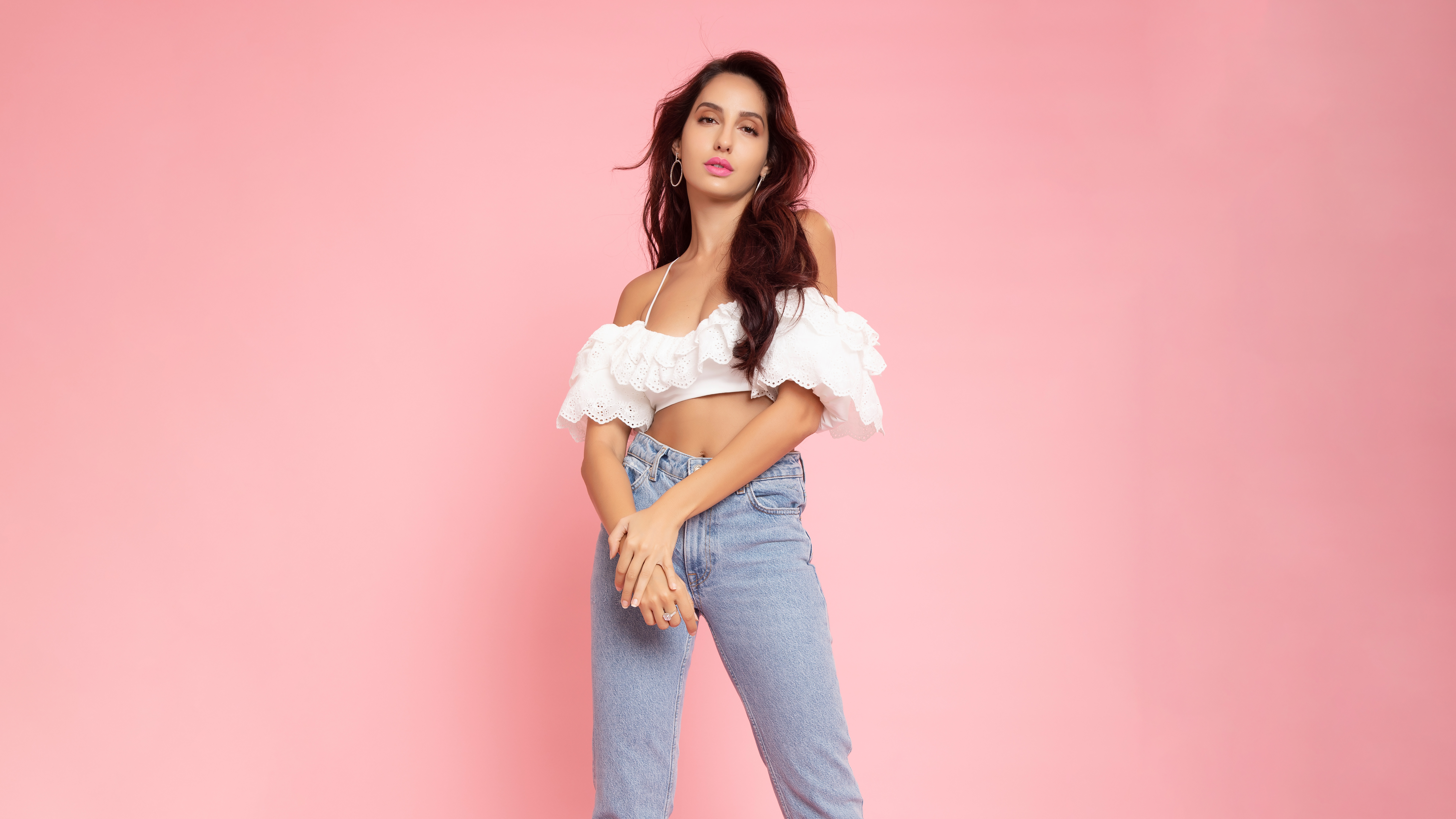 Nora Fatehi, rosa Hintergrund, indische Schauspielerin, 5K, 8K