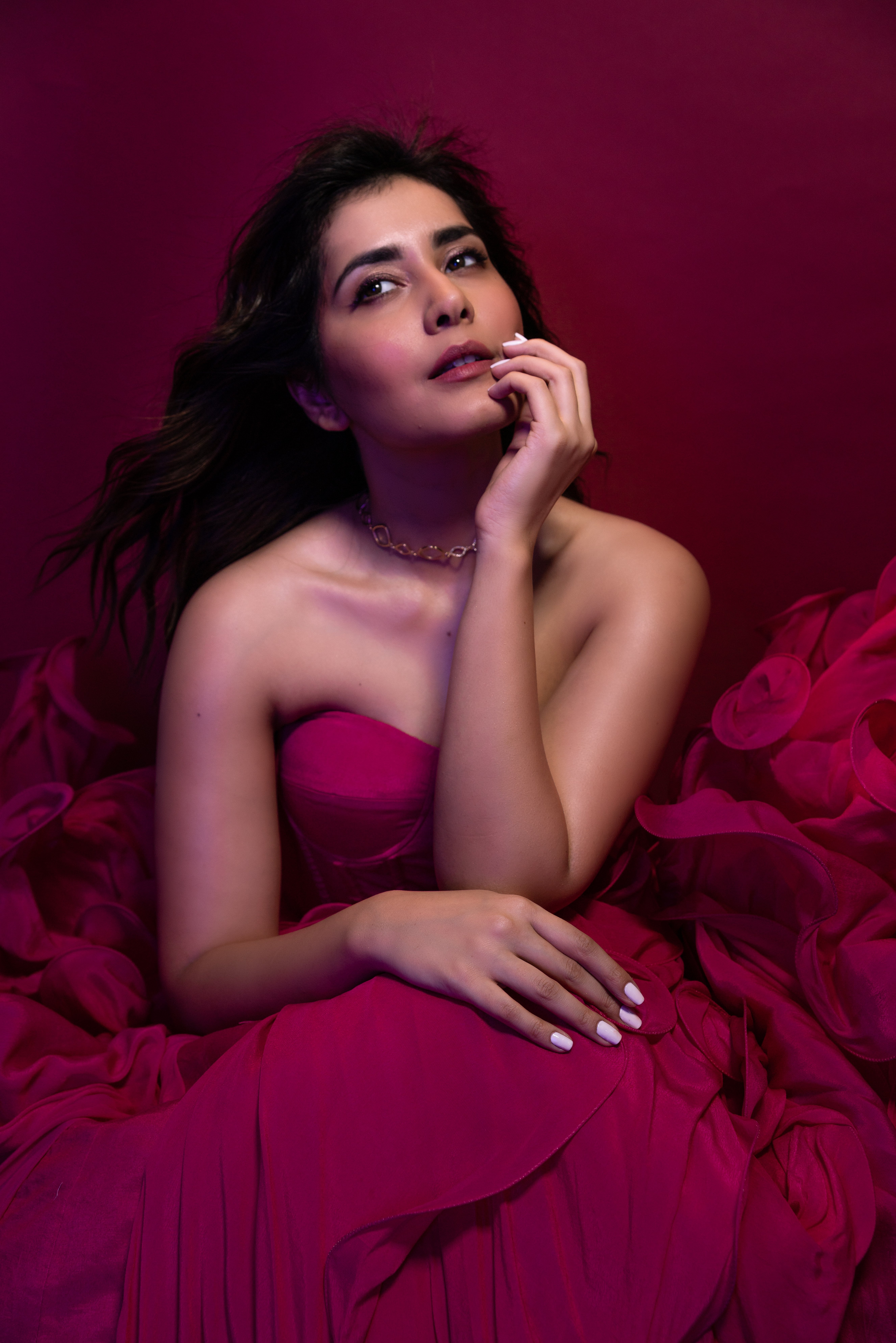 Rashi Khanna, 5K, indische Schauspielerin, kastanienbrauner Hintergrund
