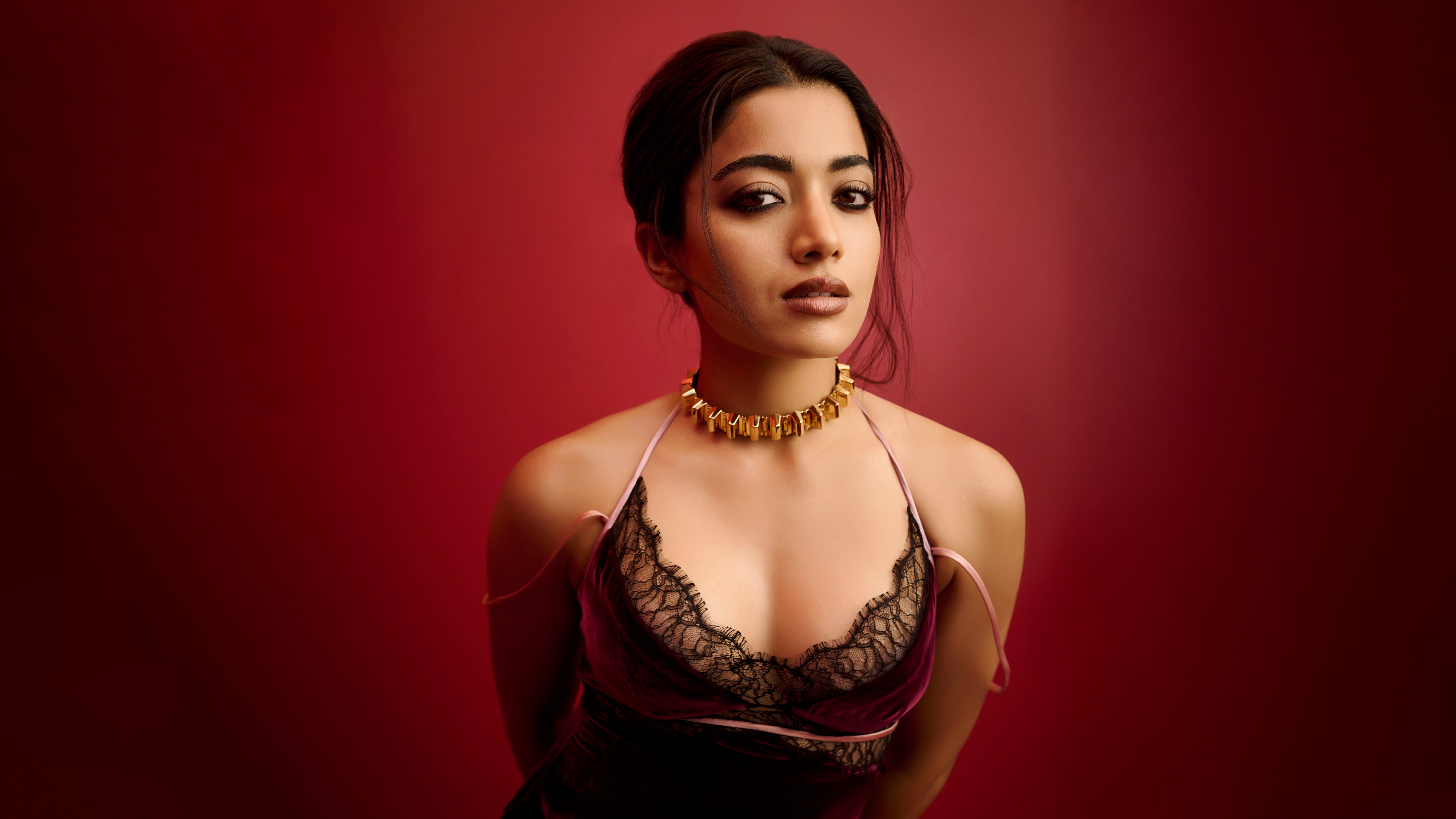Rashmika Mandanna, Grazia India, 5K, roter Hintergrund, indische Schauspielerin