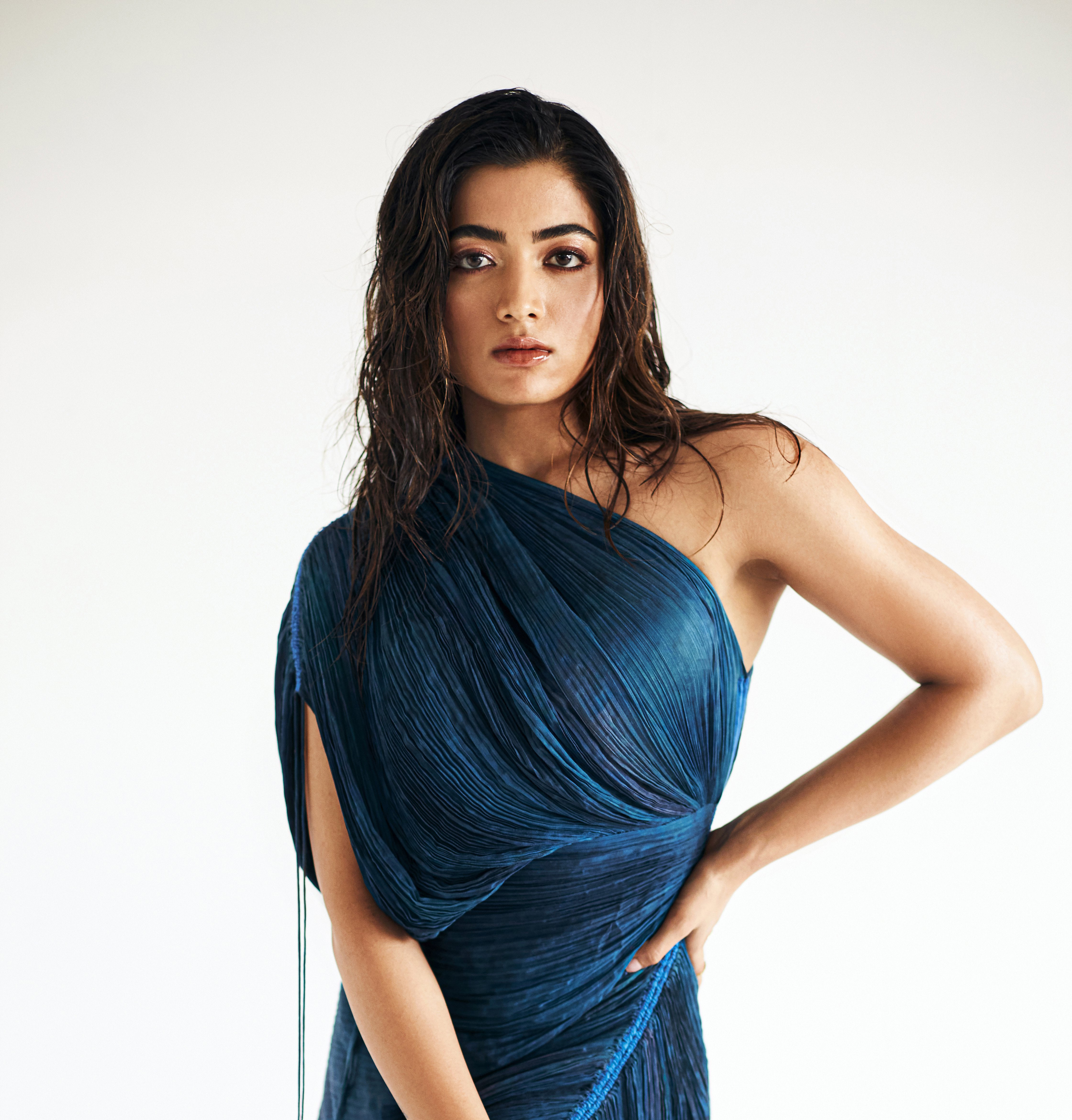 Rashmika Mandanna, Porträt, indische Schauspielerin, weißer Hintergrund